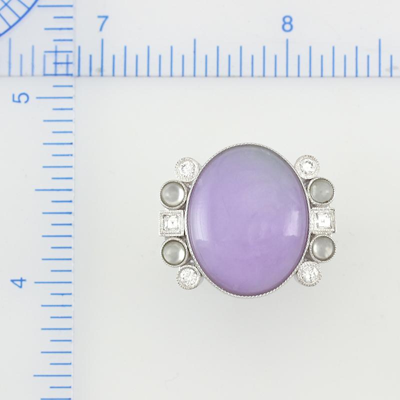 Schöner, gleichmäßiger, großer, ovaler Cabochon aus lavendelfarbenem Jadeit (15,5 x 19,1 x 5,9 mm), eingefasst in einen Cocktailring aus 18 Karat Weißgold mit vier runden Cabochons aus natürlichem Eis-Jadeit (ca. 3,5 mm),  vier runde Diamanten =