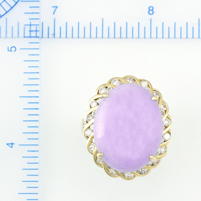 Ein unglaublicher Ring und eine tolle Fingergröße für jeden!!!! Großer zertifizierter natürlicher lavendelfarbener Jade-Jade-Cabochon, 17 x 22 mm, in einer wunderschönen Fassung aus 18 Karat Gelbgold mit Diamanten am Rand. Die ungefähre Gesamtsumme