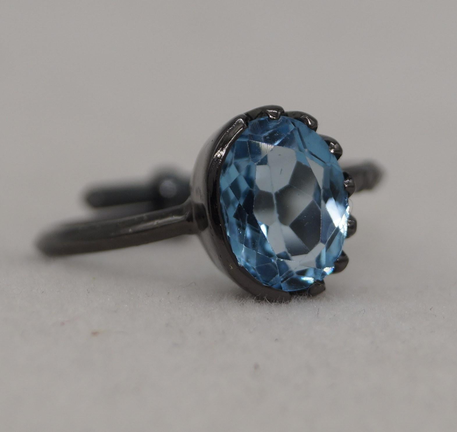Topazio blu naturale Oro nero Vermeil Anello in argento Sterling / La fascia è composta da:
Metallo- Argento
Purezza del metallo: argento 925.
Colore del metallo: oro nero Vermeil
Punzone in metallo - Yes One

Nome della gemma: Topazio blu
Tipo di