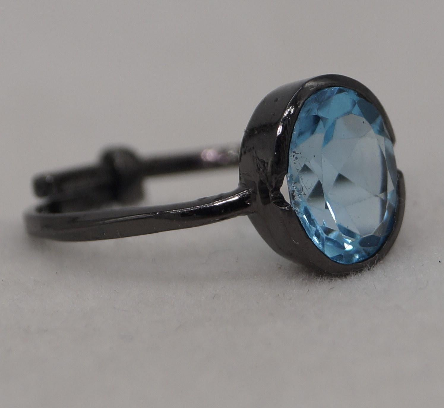 Art Déco Anello con topazio blu di Londra naturale certificato in argento sterling e oro nero vermeil in vendita