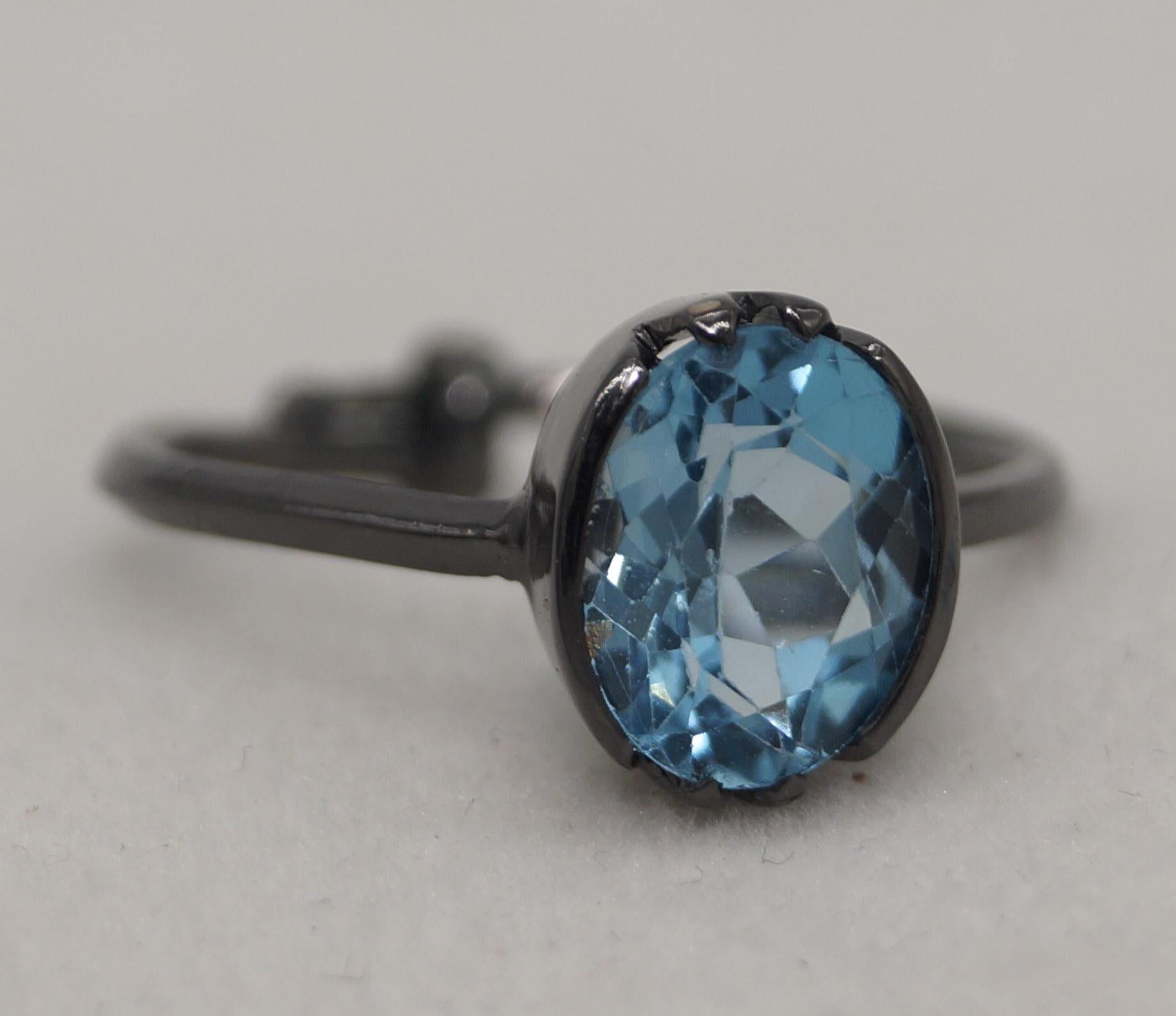 Art Déco Anello con topazio blu di Londra naturale certificato in argento sterling e oro nero vermeil in vendita