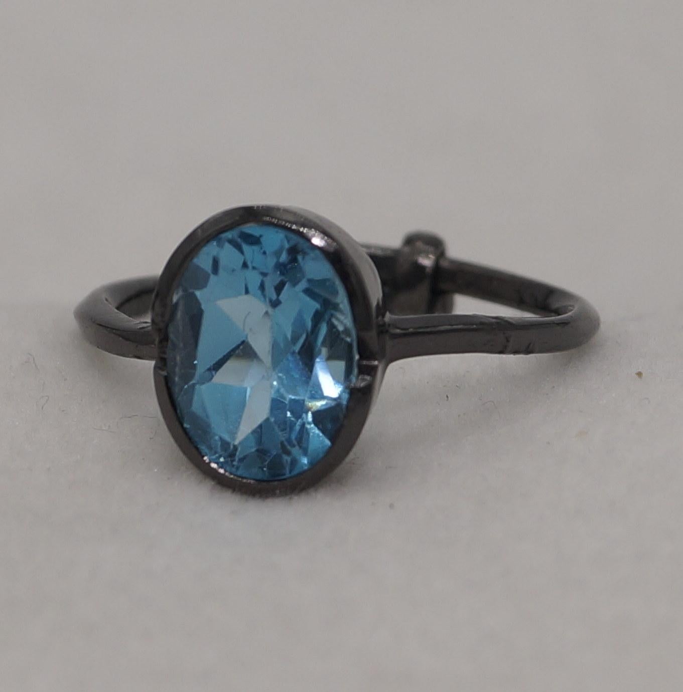 Taglio ovale Anello con topazio blu di Londra naturale certificato in argento sterling e oro nero vermeil in vendita