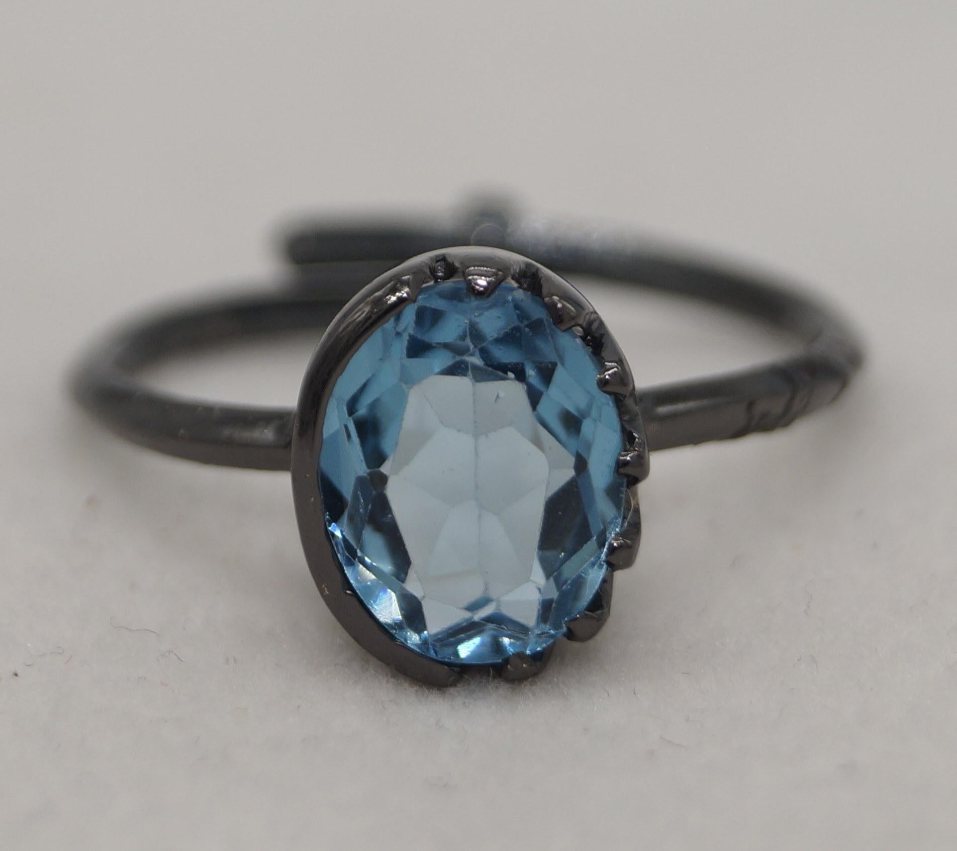 Taglio ovale Anello con topazio blu di Londra naturale certificato in argento sterling e oro nero vermeil in vendita
