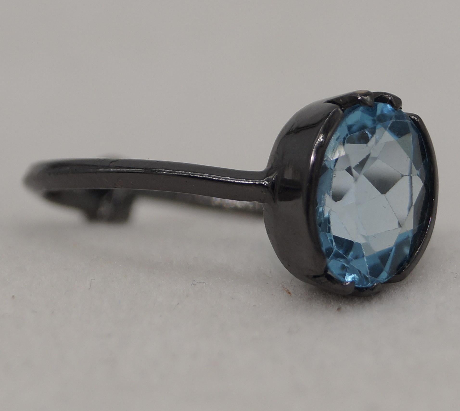 Taglio ovale Anello con topazio blu di Londra naturale certificato in argento sterling e oro nero vermeil in vendita