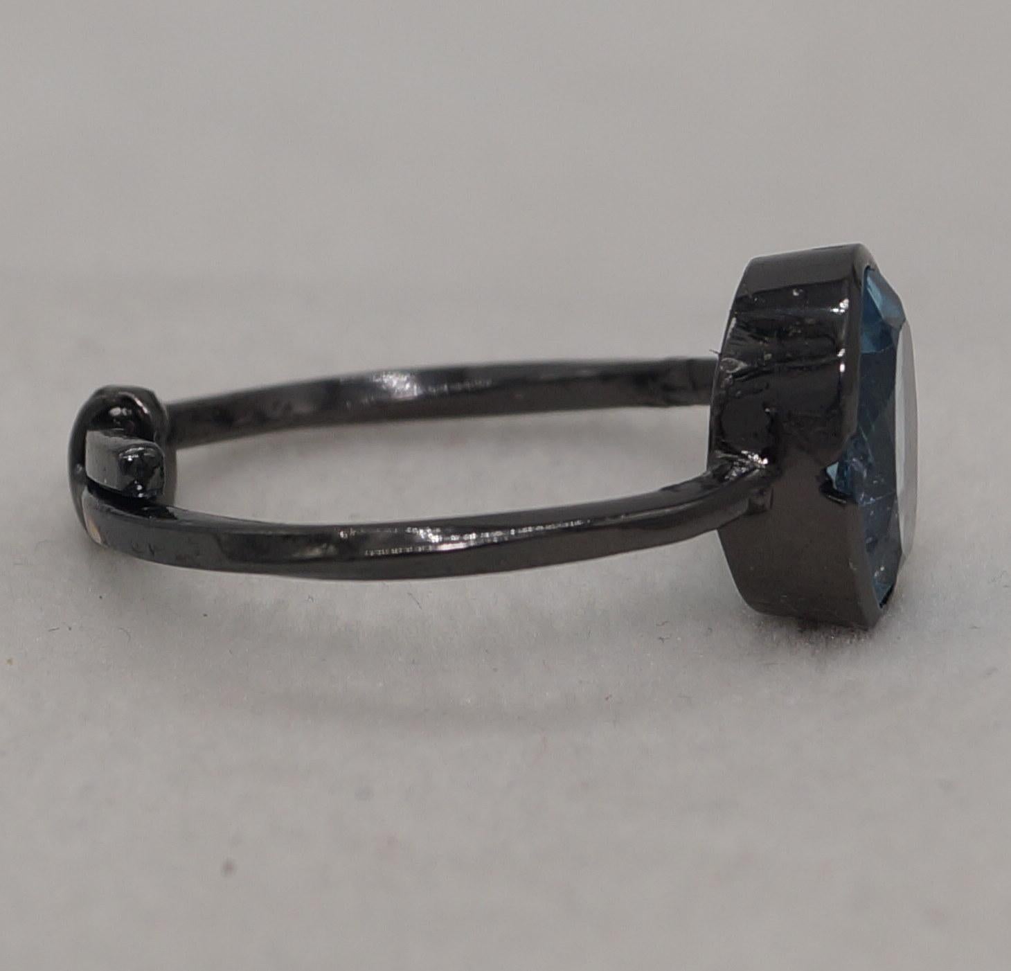 Anello con topazio blu di Londra naturale certificato in argento sterling e oro nero vermeil In condizioni Nuovo in vendita a Delhi, DL