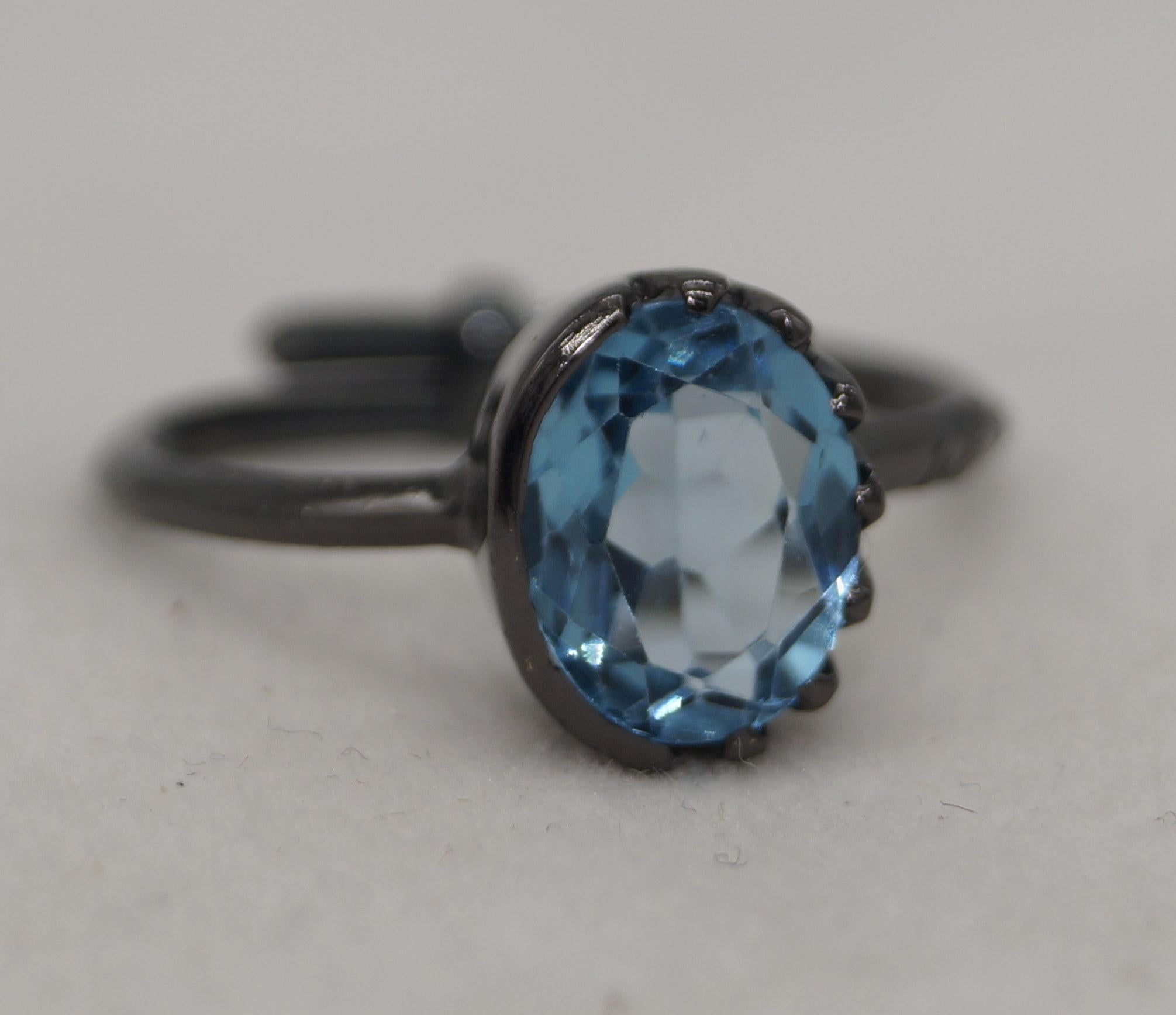 Anello con topazio blu di Londra naturale certificato in argento sterling e oro nero vermeil In condizioni Nuovo in vendita a Delhi, DL