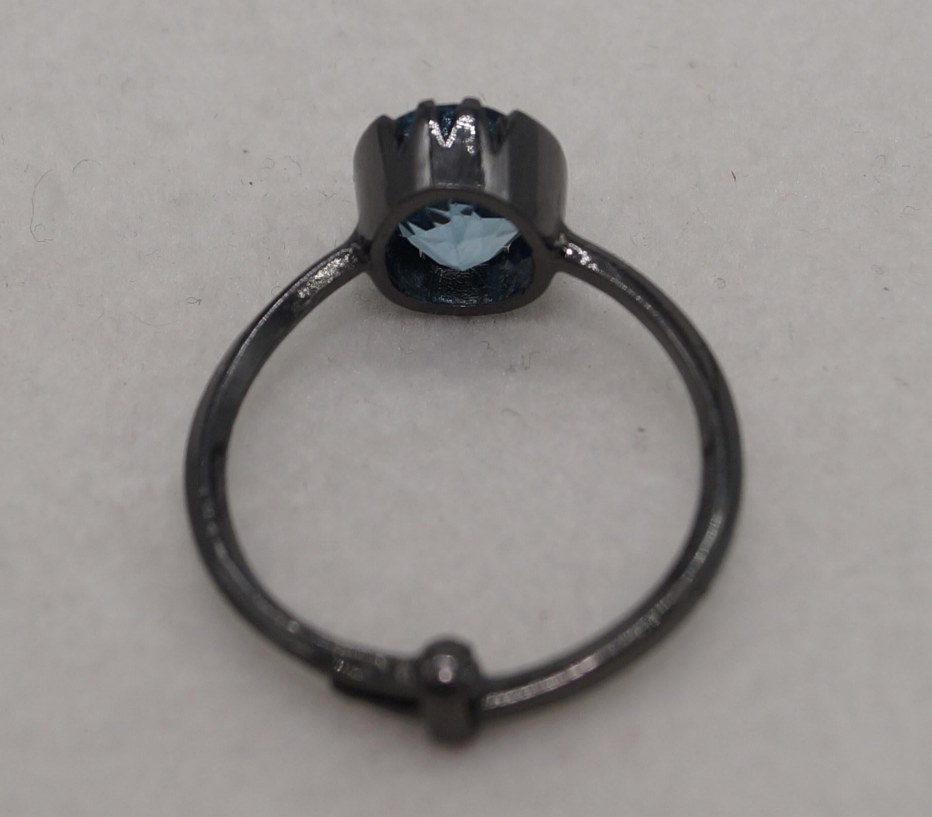 Anello con topazio blu di Londra naturale certificato in argento sterling e oro nero vermeil In condizioni Nuovo in vendita a Delhi, DL