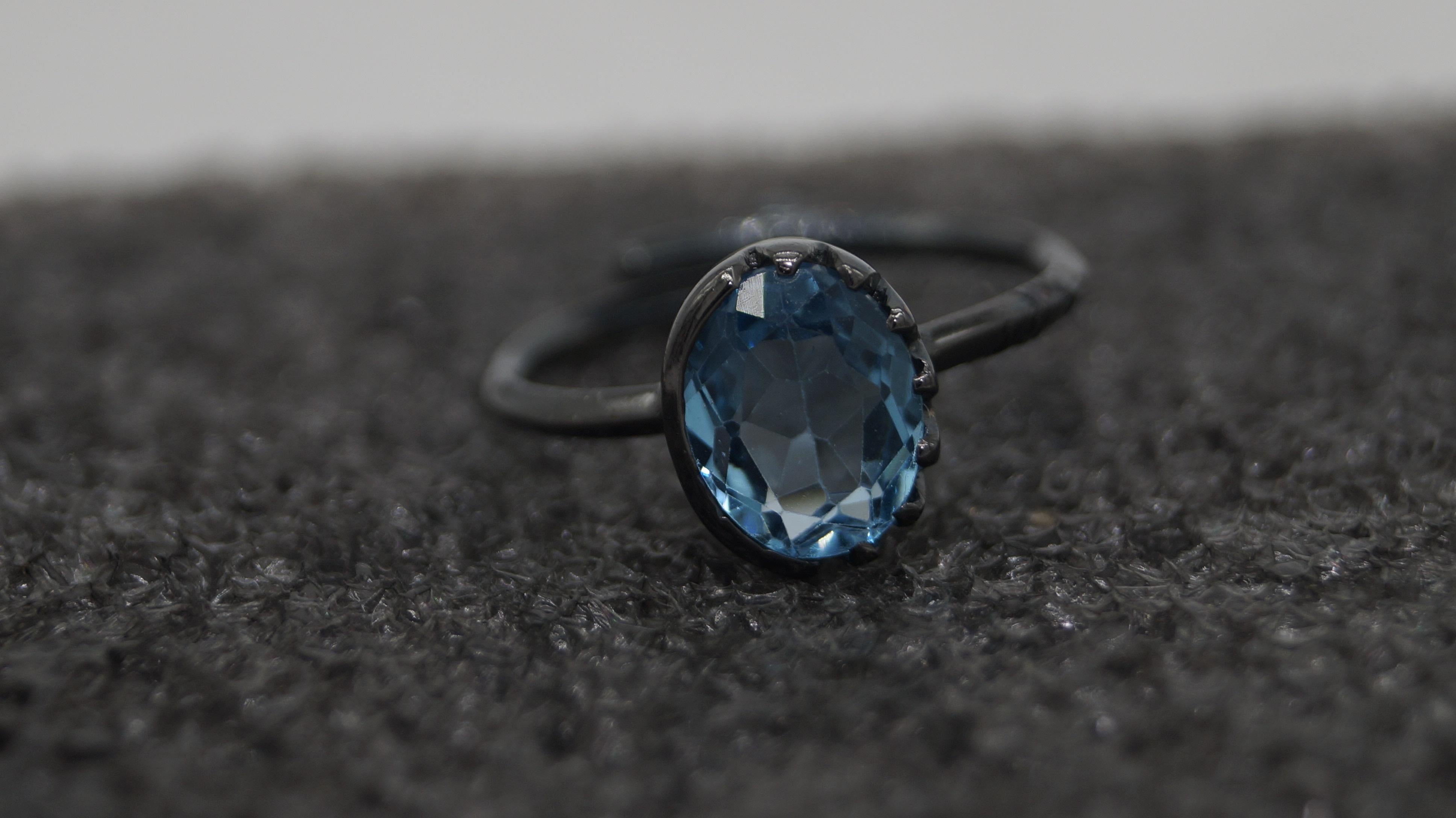 da uomo o donna Anello con topazio blu di Londra naturale certificato in argento sterling e oro nero vermeil in vendita