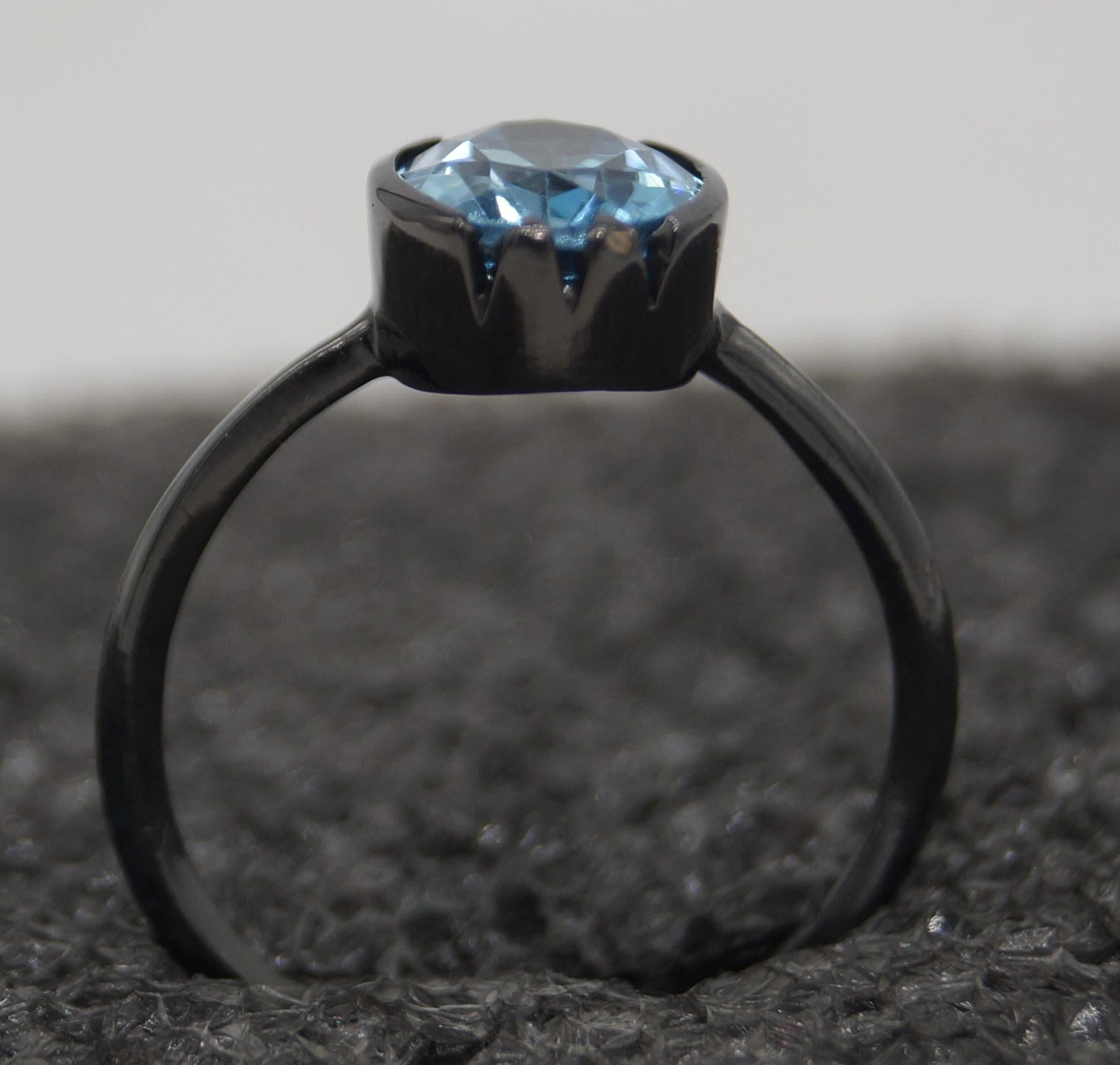 da uomo o donna Anello con topazio blu di Londra naturale certificato in argento sterling e oro nero vermeil in vendita