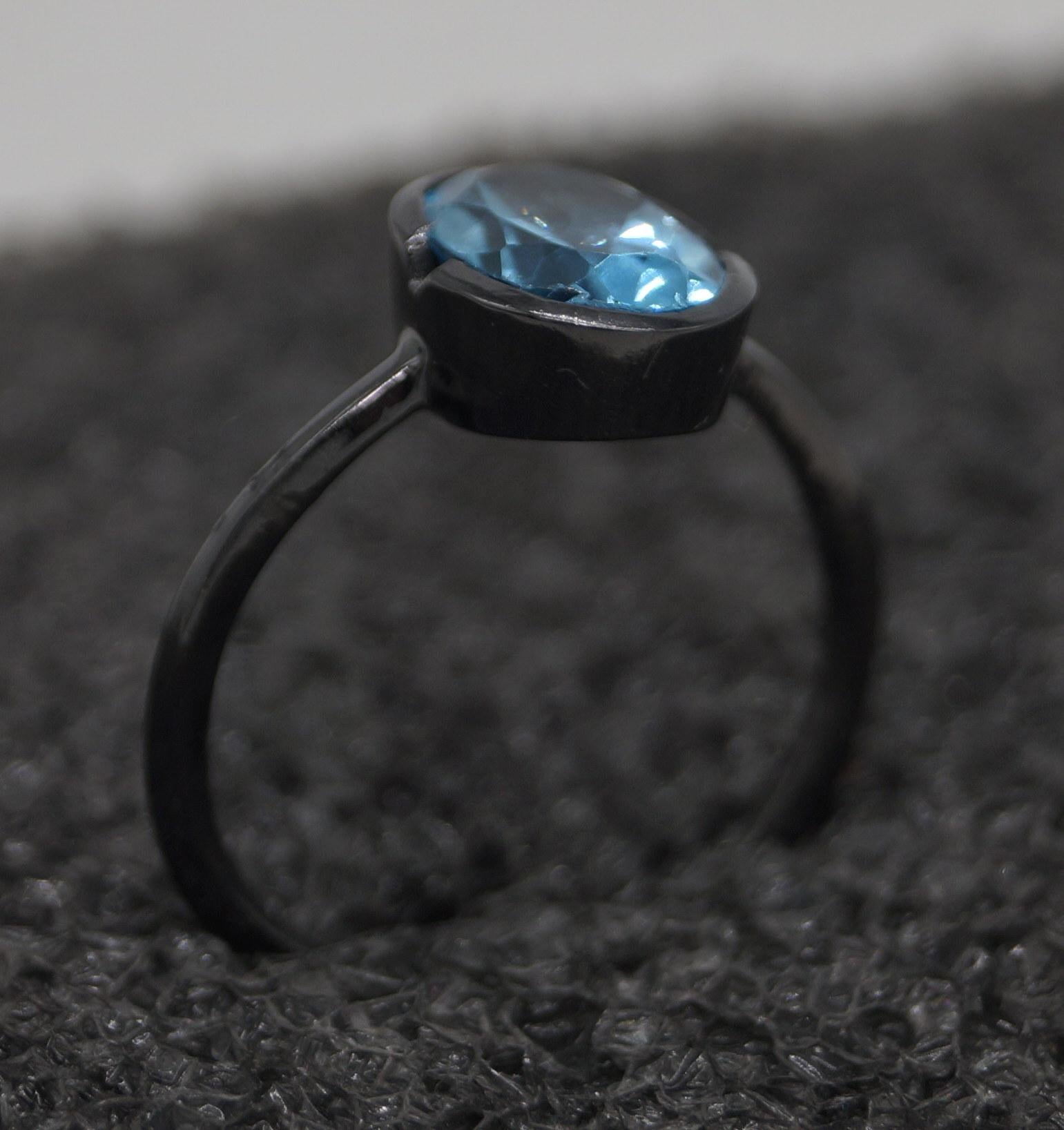 Anello con topazio blu di Londra naturale certificato in argento sterling e oro nero vermeil in vendita 1