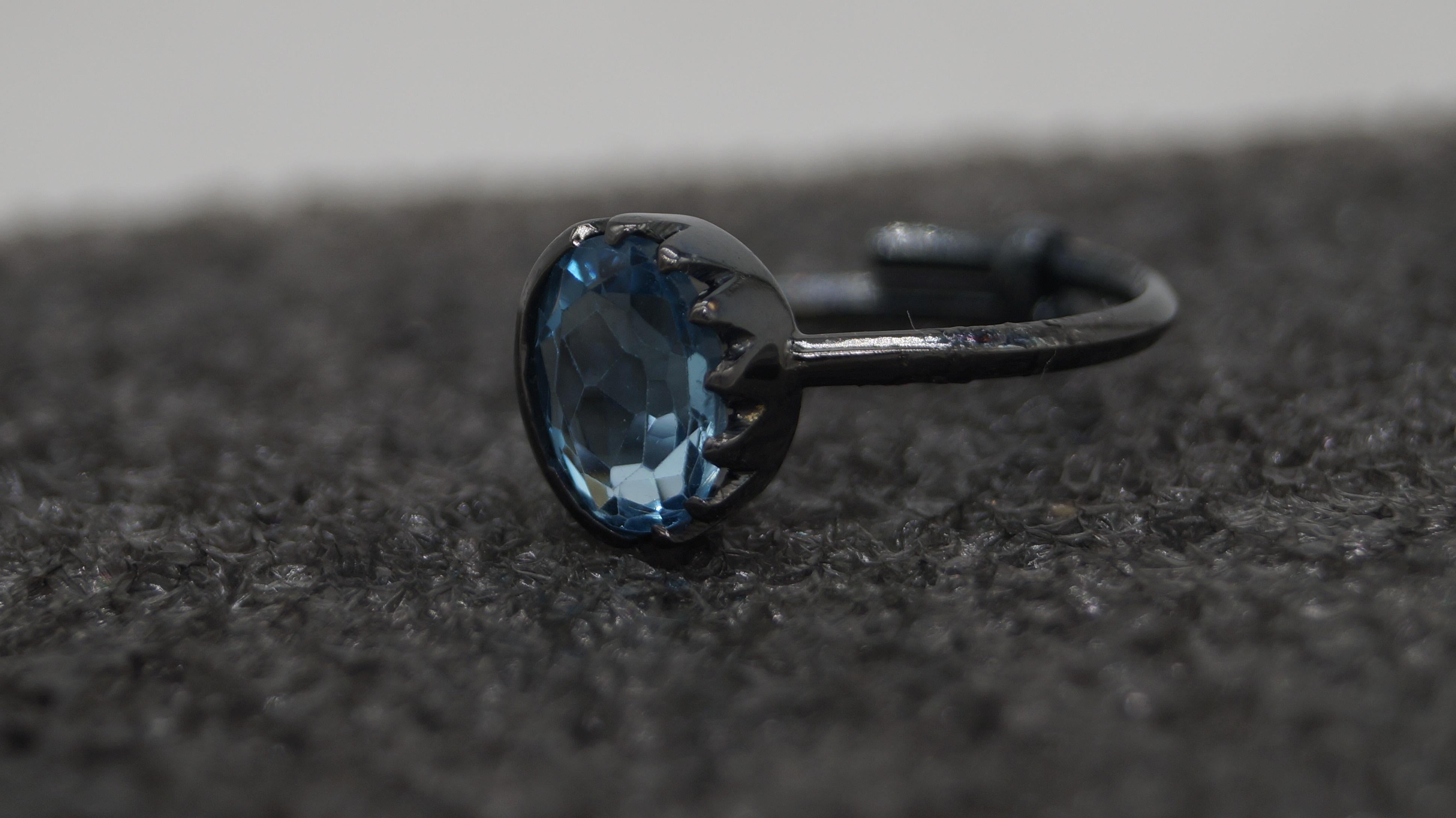 Anello con topazio blu di Londra naturale certificato in argento sterling e oro nero vermeil in vendita 1