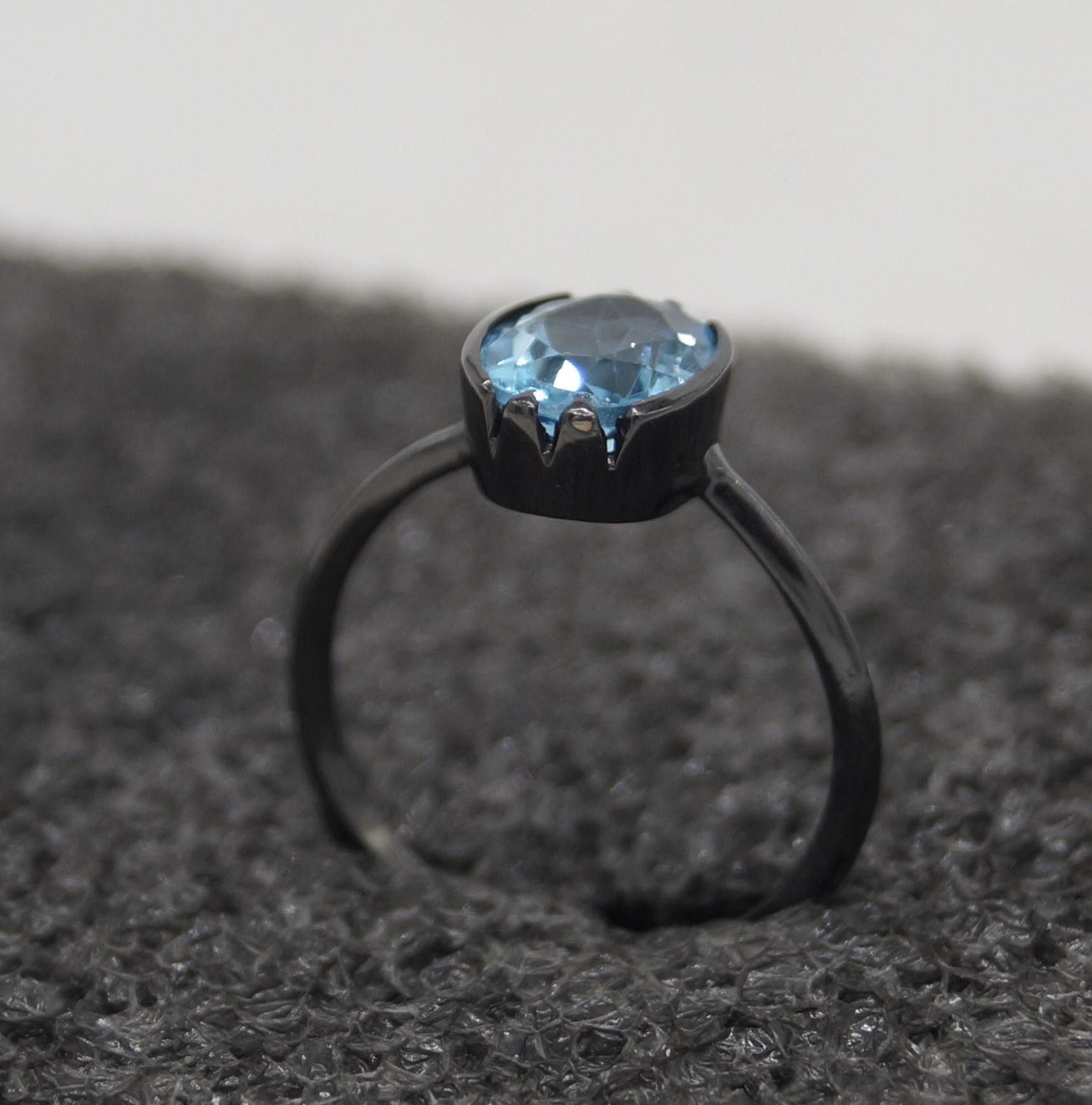 Anello con topazio blu di Londra naturale certificato in argento sterling e oro nero vermeil in vendita 1