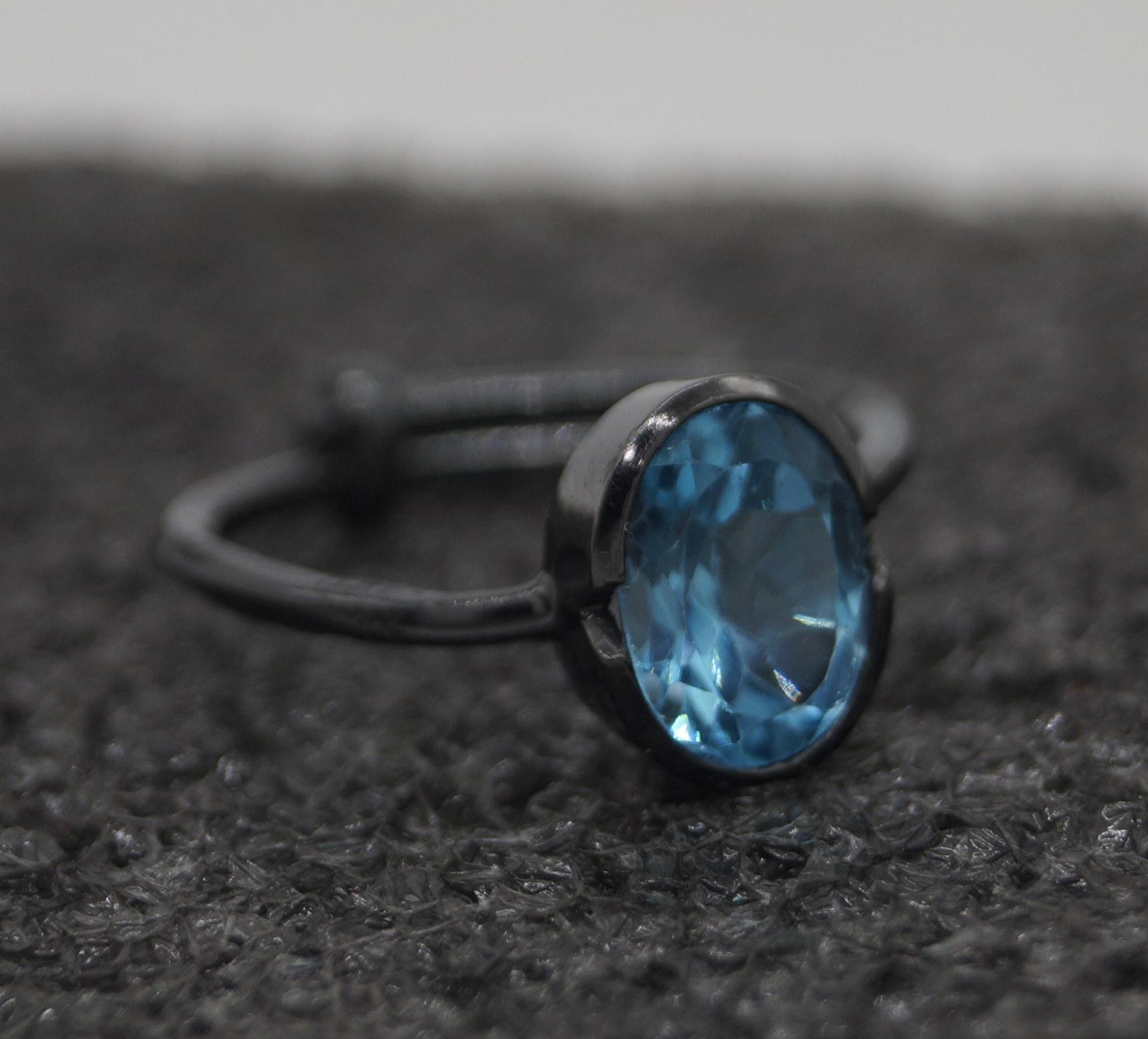 Anello con topazio blu di Londra naturale certificato in argento sterling e oro nero vermeil in vendita 2