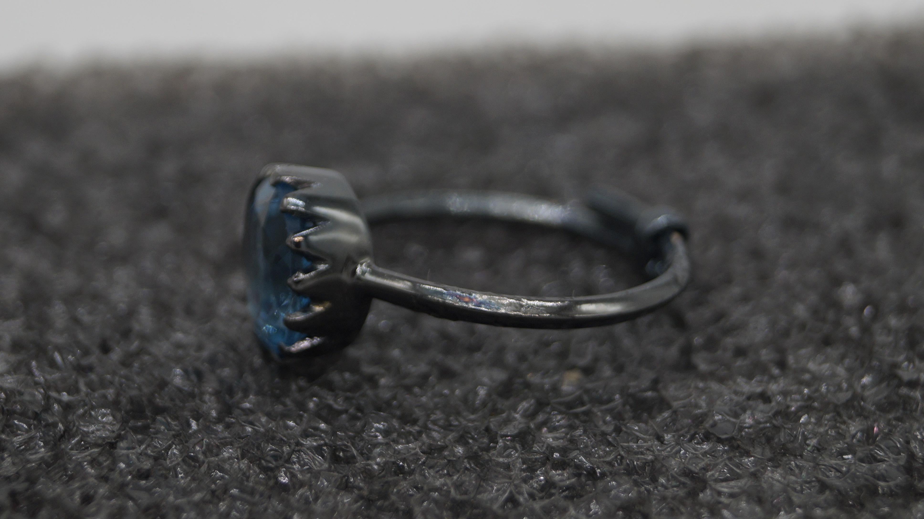 Anello con topazio blu di Londra naturale certificato in argento sterling e oro nero vermeil in vendita 2