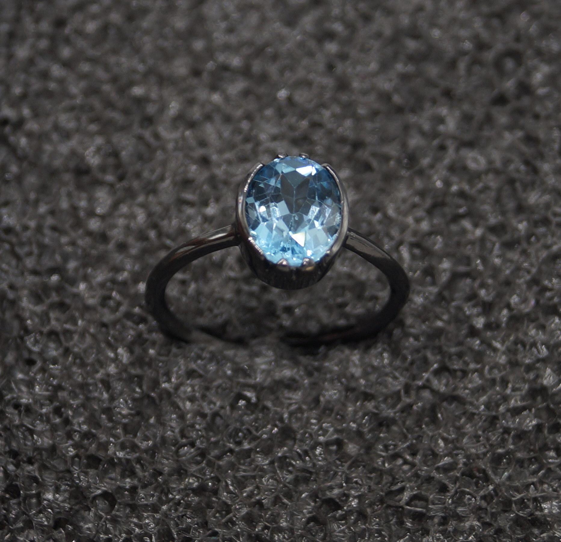Anello con topazio blu di Londra naturale certificato in argento sterling e oro nero vermeil in vendita 2
