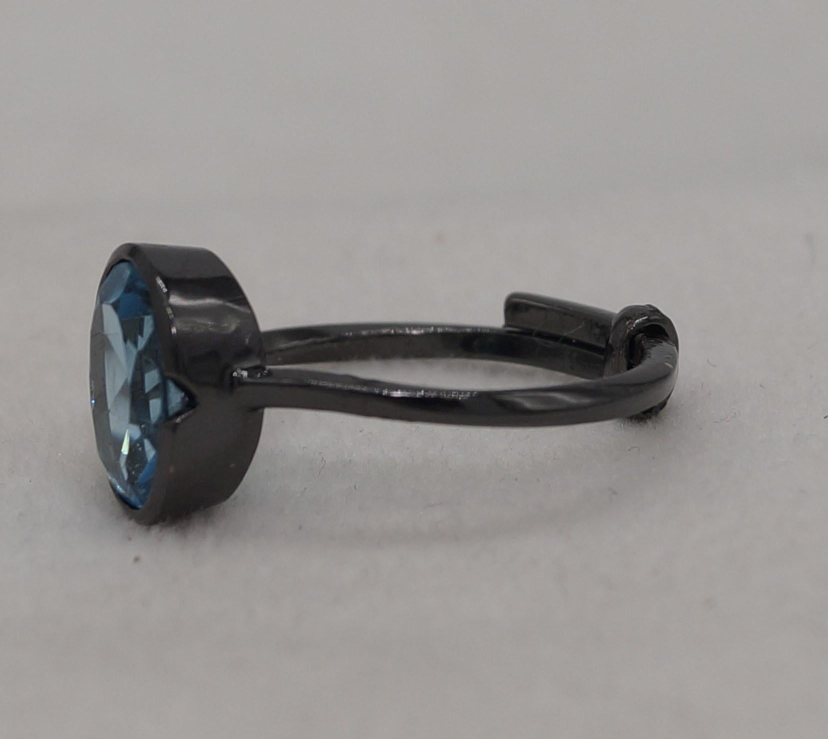 Anello con topazio blu di Londra naturale certificato in argento sterling e oro nero vermeil in vendita 3