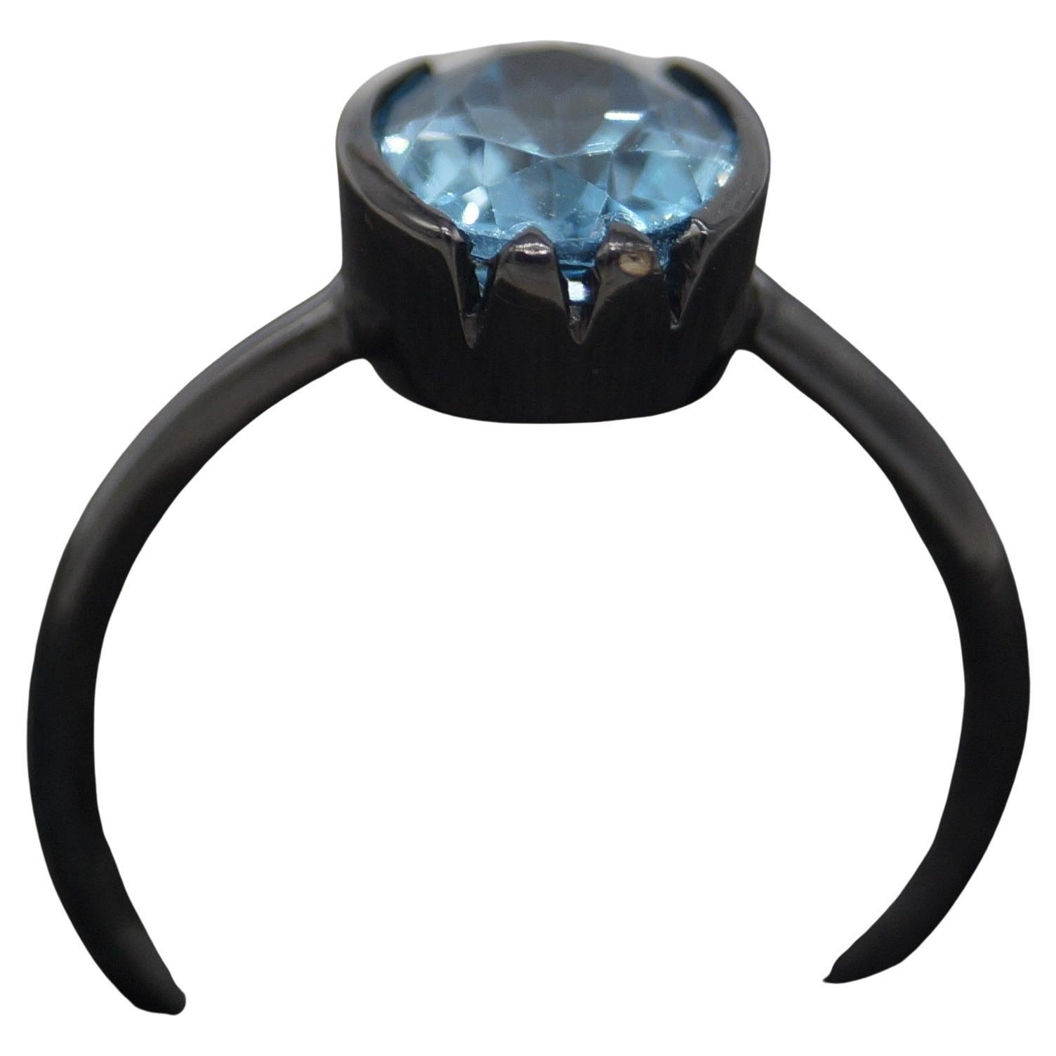 Anello con topazio blu di Londra naturale certificato in argento sterling e oro nero vermeil
