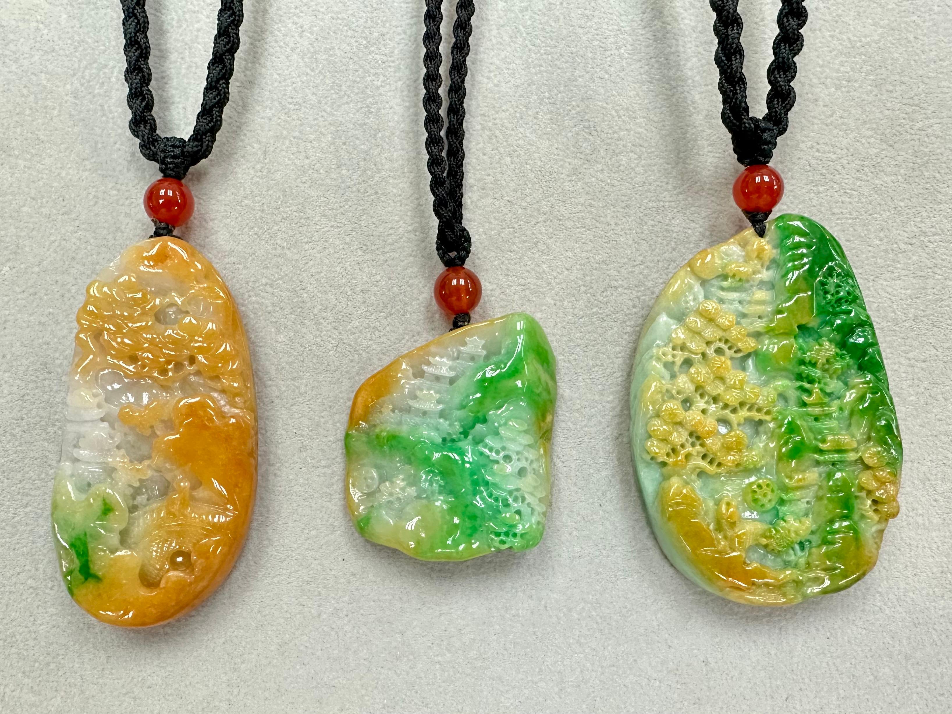 Collier à pendentif en jade naturel multicolore et agate certifié. Sculpture exquise. en vente 11