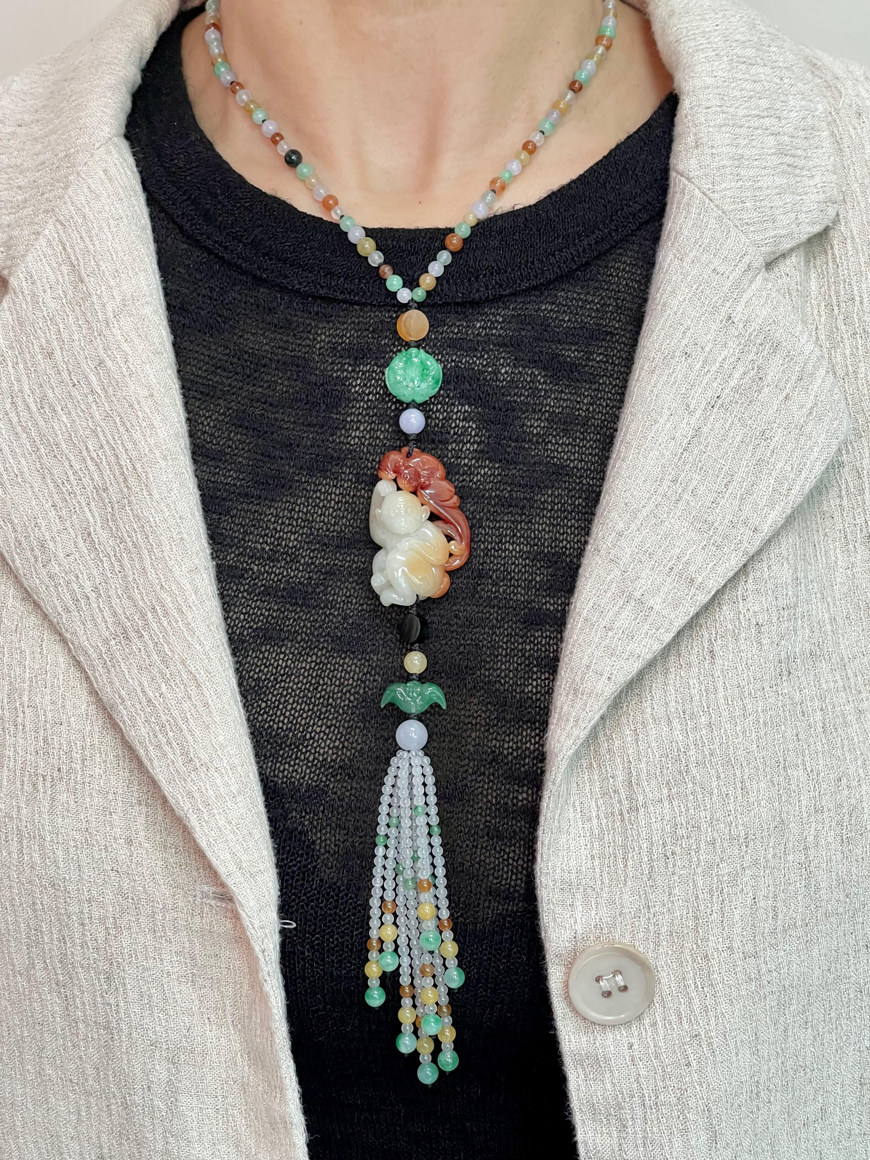 Guarda il video in HD! Questa collana di perline è certificata. La particolarità di questa collana con ciondolo è che ha tutti i colori dell'arcobaleno! Le perle di giada naturale certificata sono gelide, trasparenti e con una forte saturazione del