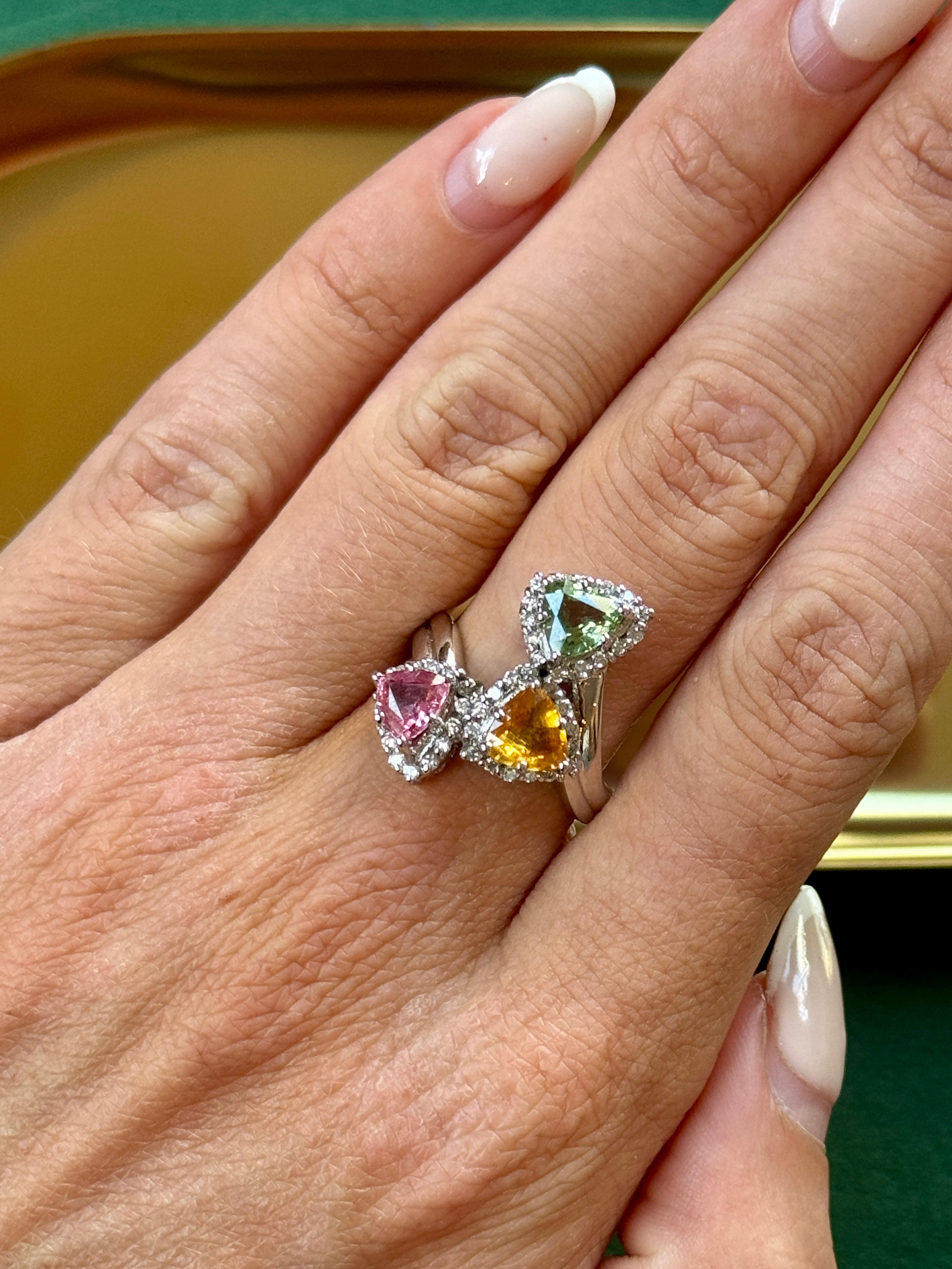 Pietre preziose:  Zaffiro naturale rosa, verde e arancione
Peso degli zaffiri: 2,66 carati
Diamanti naturali senza conflitti. 
Metallo: Platino
Certificato: Sistema di classificazione delle gemme Giappone 

L'acquisto di questo anello sarà
