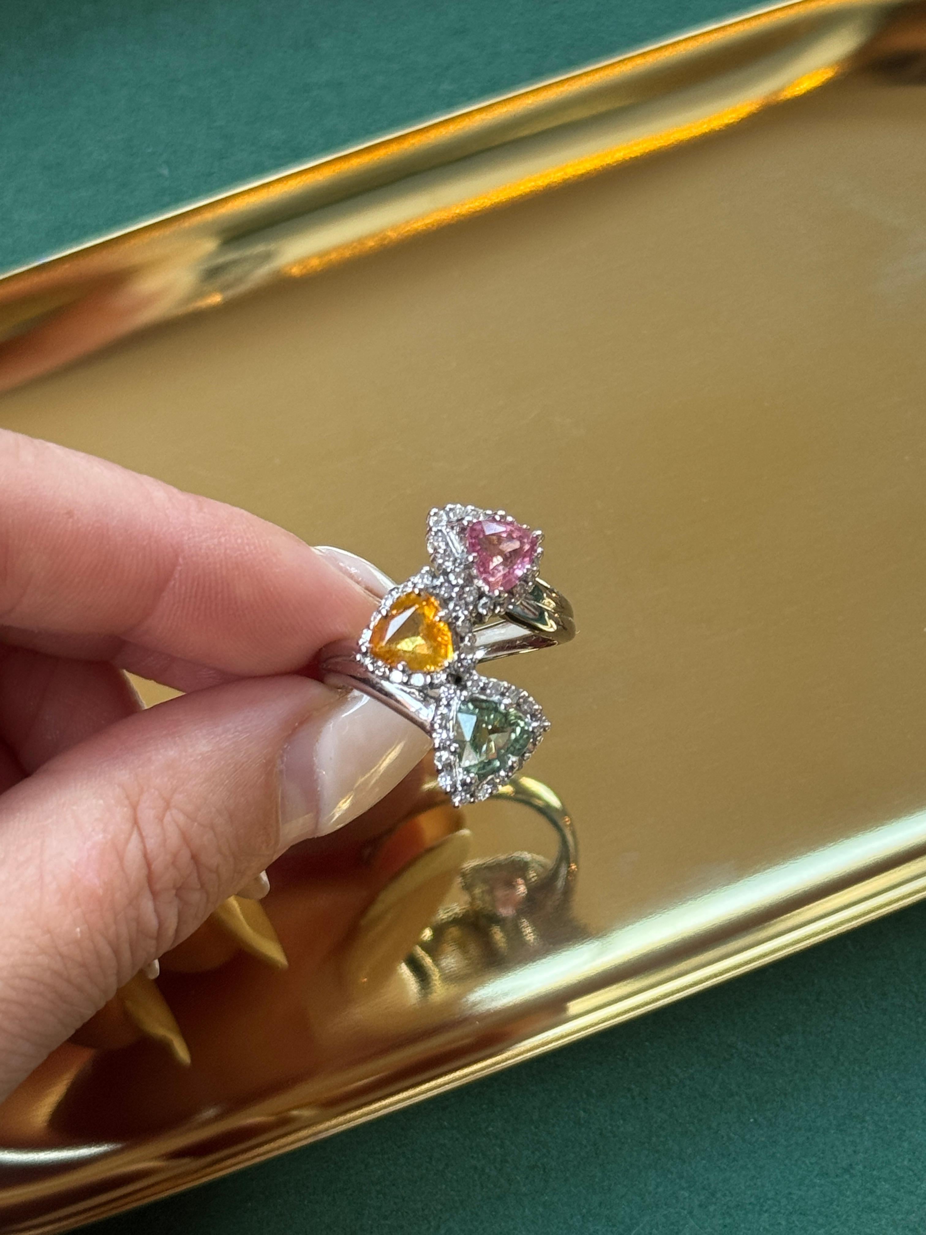 Contemporaneo Anello con zaffiri multipli e diamanti naturali certificati in vendita