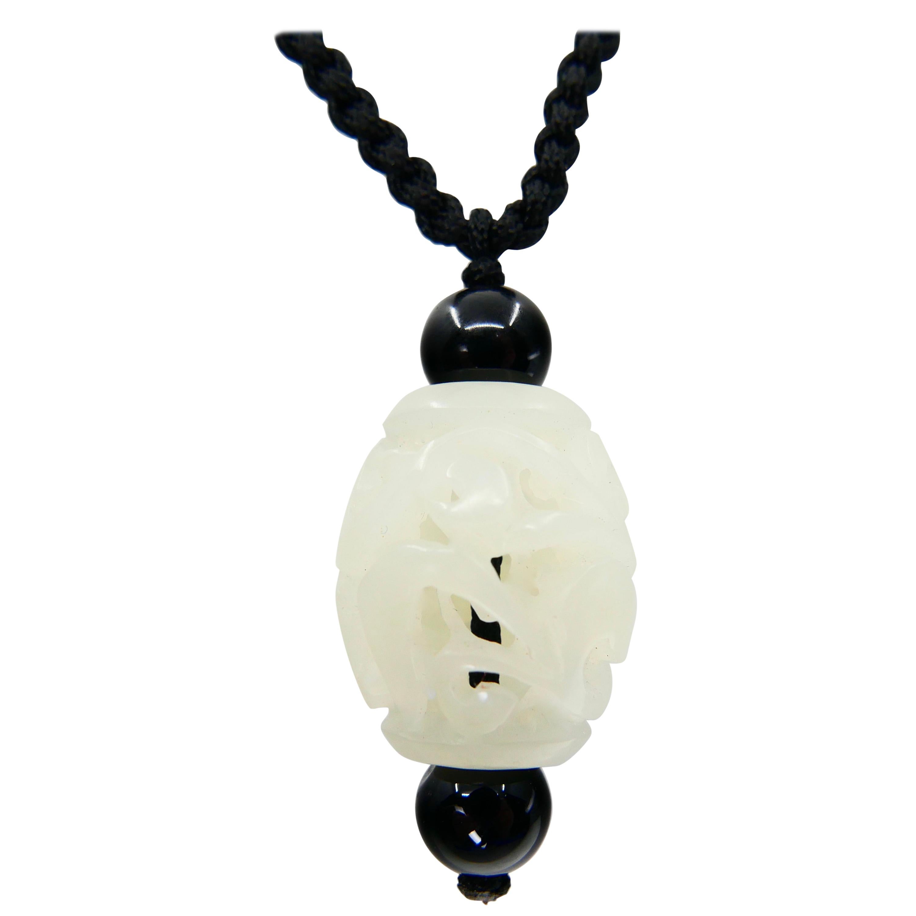 Pendentif en jade blanc néphrite naturel certifié, bien creusé et sculpté avec détails en vente