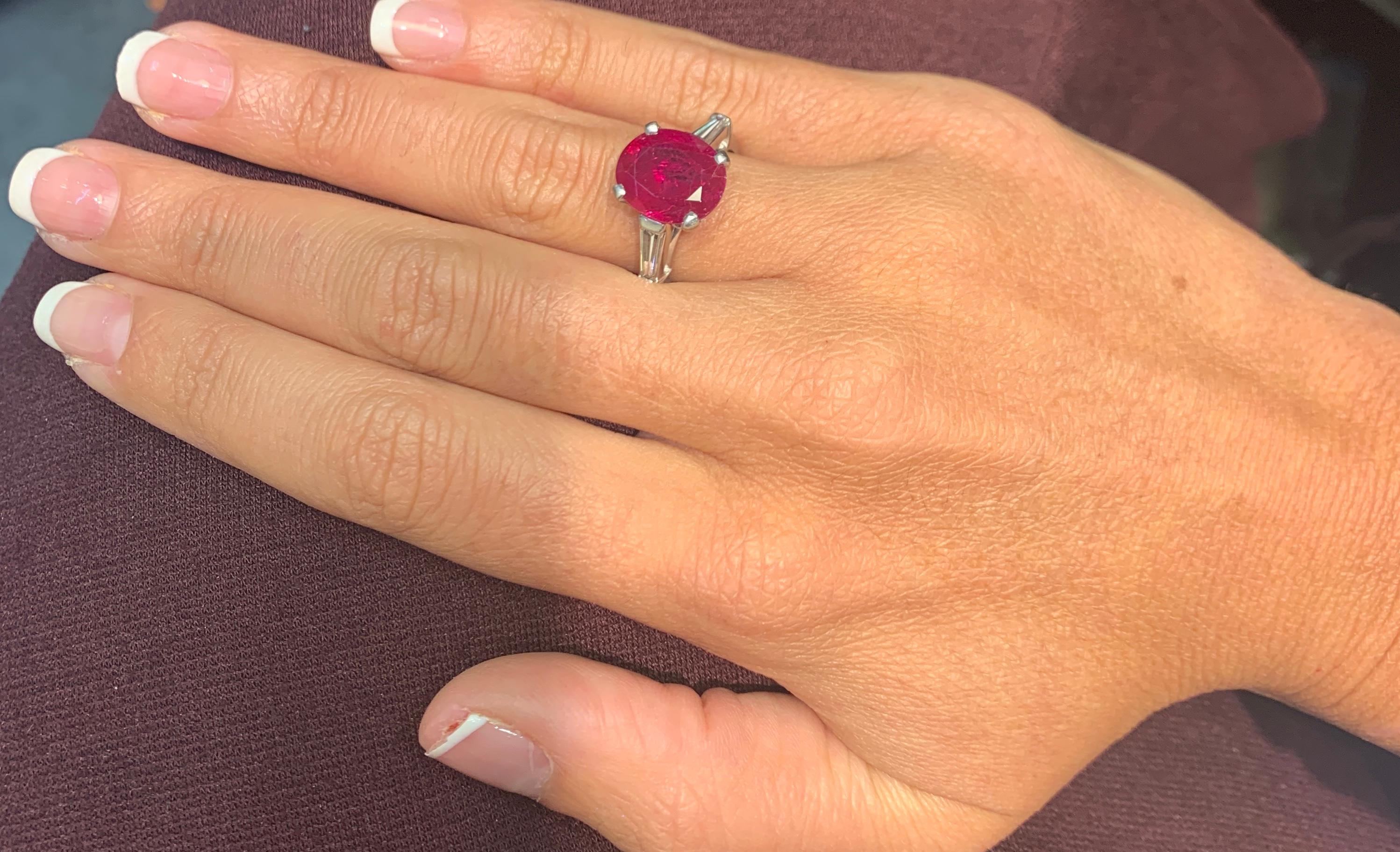 Certified Natural Oval Cut Ruby and Diamond Ring In Excellent Condition In New York, NY
