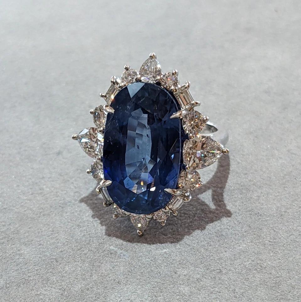 Certified Natural Oval Sapphire 19.17 carat and Diamond Ring in White Gold In Excellent Condition For Sale In La Jolla, CA