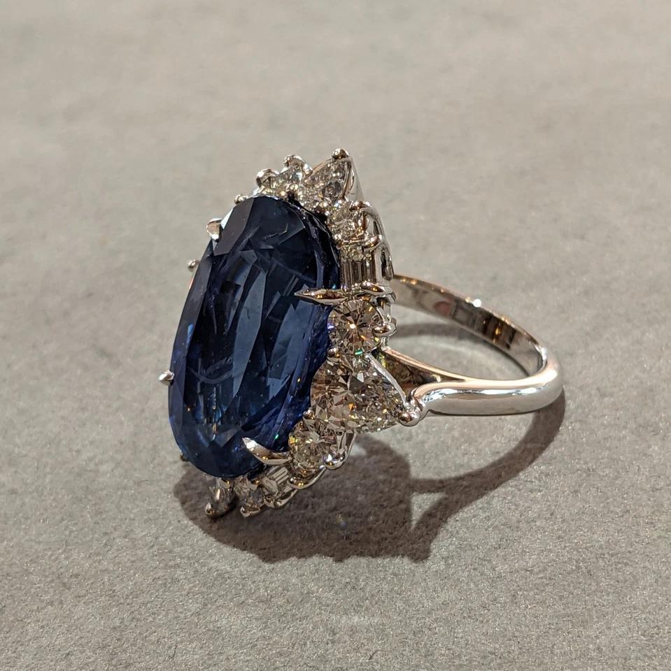 Certified Natural Oval Sapphire 19.17 carat and Diamond Ring in White Gold For Sale 1
