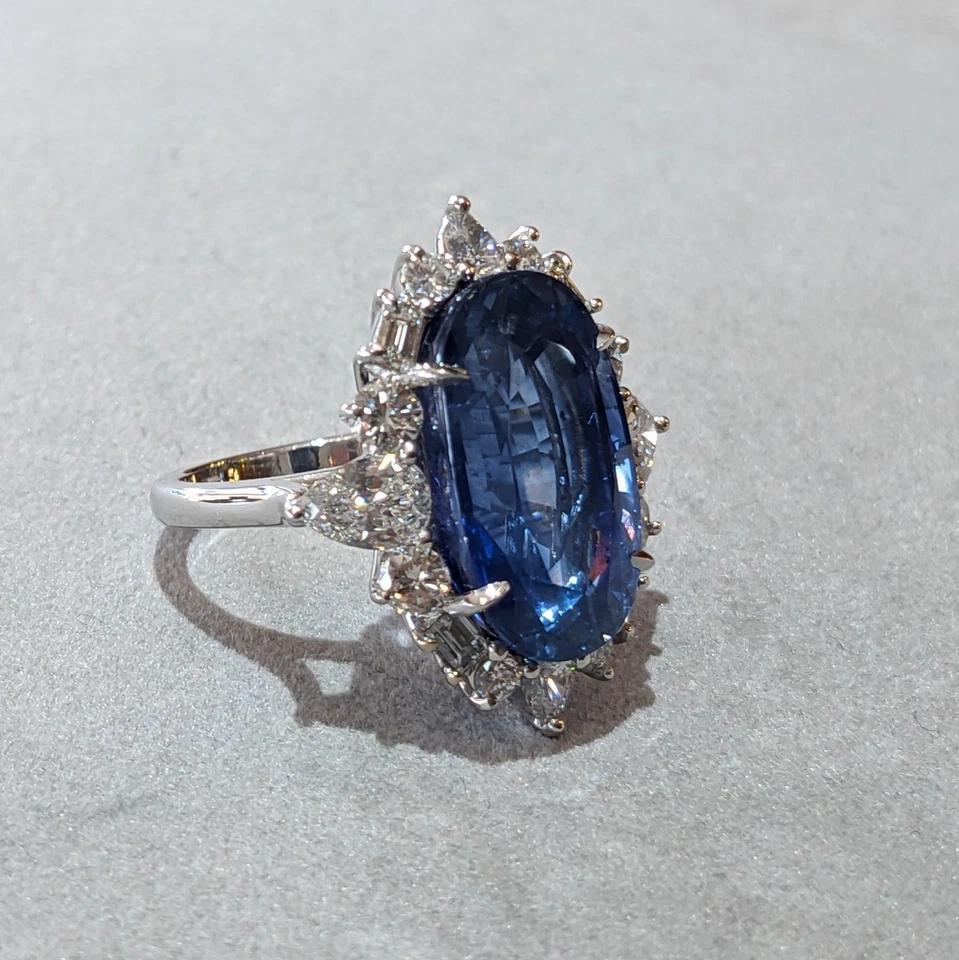 Certified Natural Oval Sapphire 19.17 carat and Diamond Ring in White Gold For Sale 3