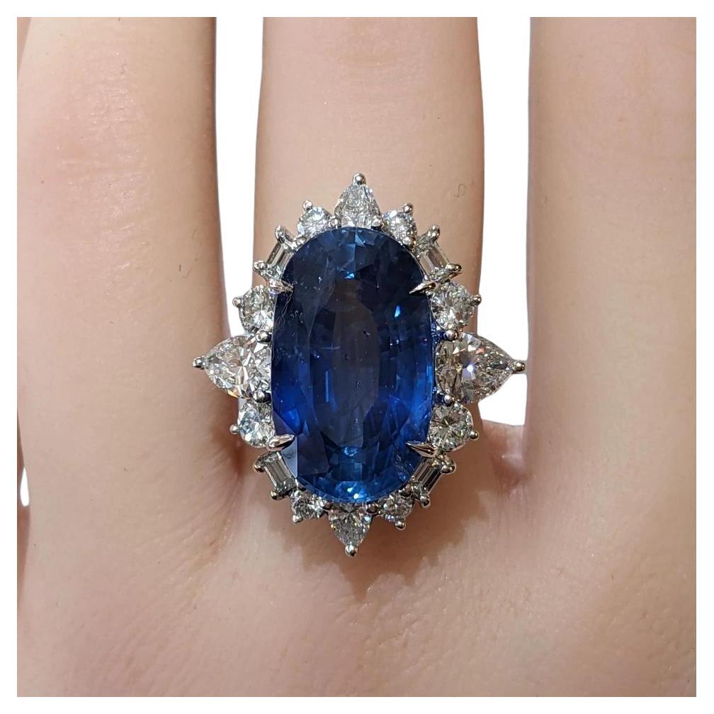 Zafiro Oval Natural Certificado de 19,17 quilates y Anillo de Diamantes en Oro Blanco