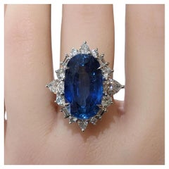 Zafiro Oval Natural Certificado de 19,17 quilates y Anillo de Diamantes en Oro Blanco