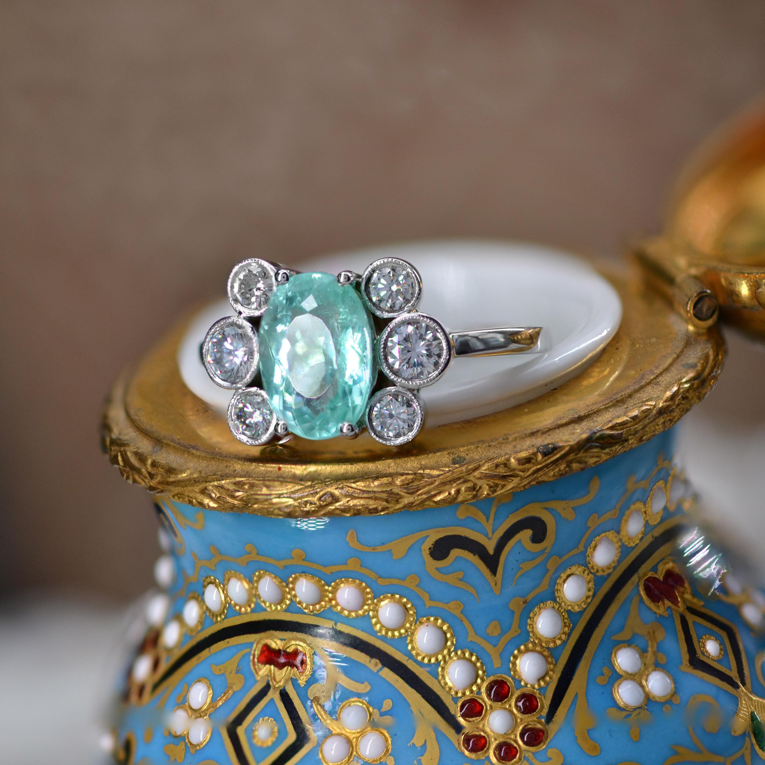 Zertifizierter Ring aus 18 Karat Weigold mit natrlichem Paraiba-Turmalin und Diamanten (Ovalschliff) im Angebot