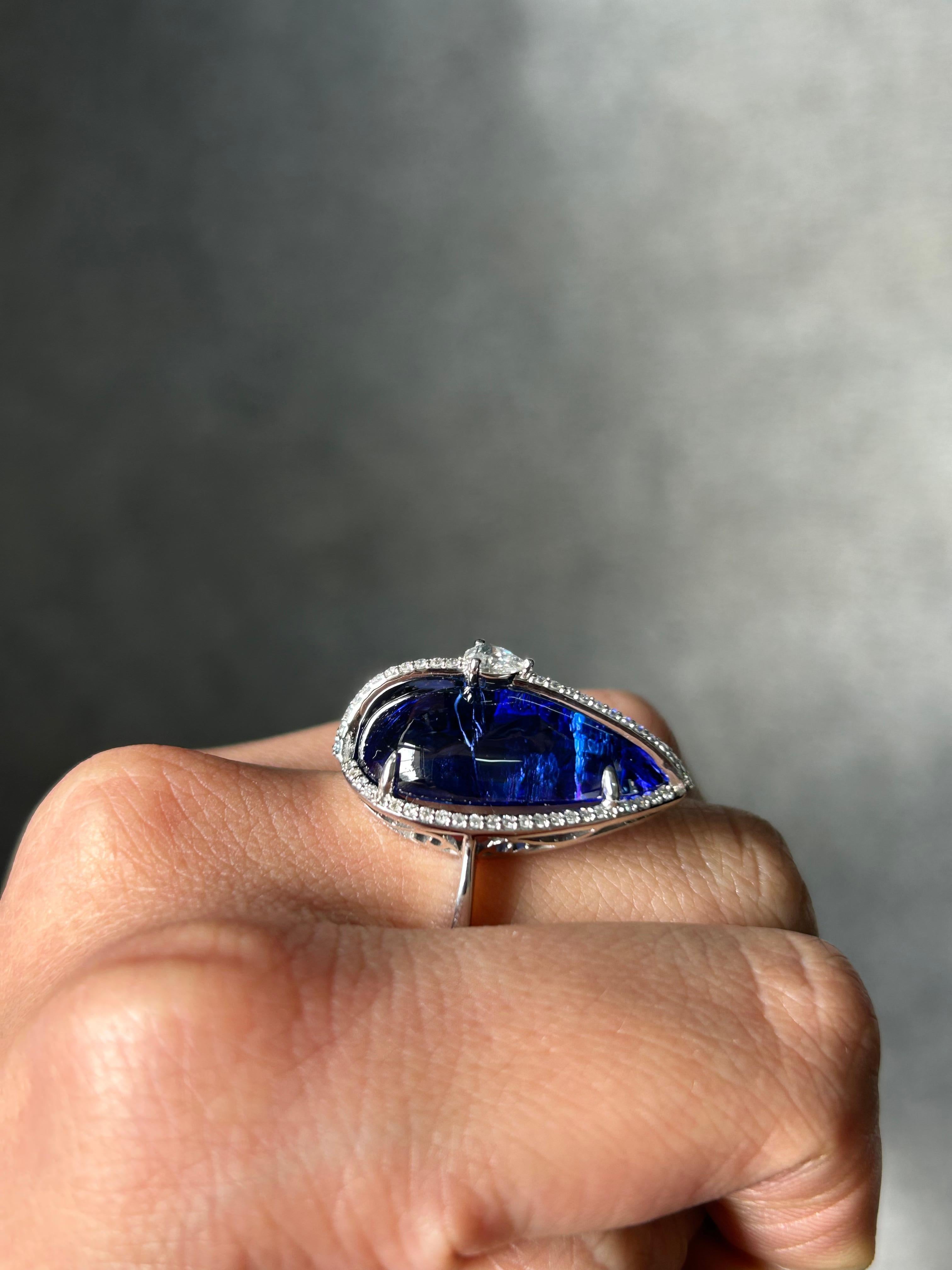 Certified Natural Pear Shaped Cabochon Tanzanite Ring with VVS Diamond In New Condition For Sale In Bangkok, Thailand