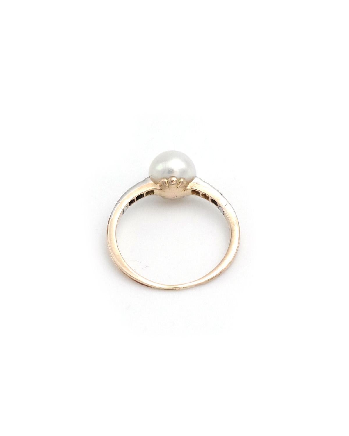 Certified natural pearl ring in 18-karat gold and platinum. Beautiful ring from the Belle Epoque period, set with a very slightly oval-shaped fine pearl, with a creamy pink color and excellent luster. The shoulders of the ring are set with six