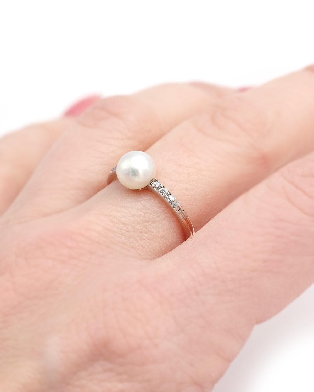 Round Cut Certified natural pearl ring in 18 karat gold and platinum, Art Deco ring