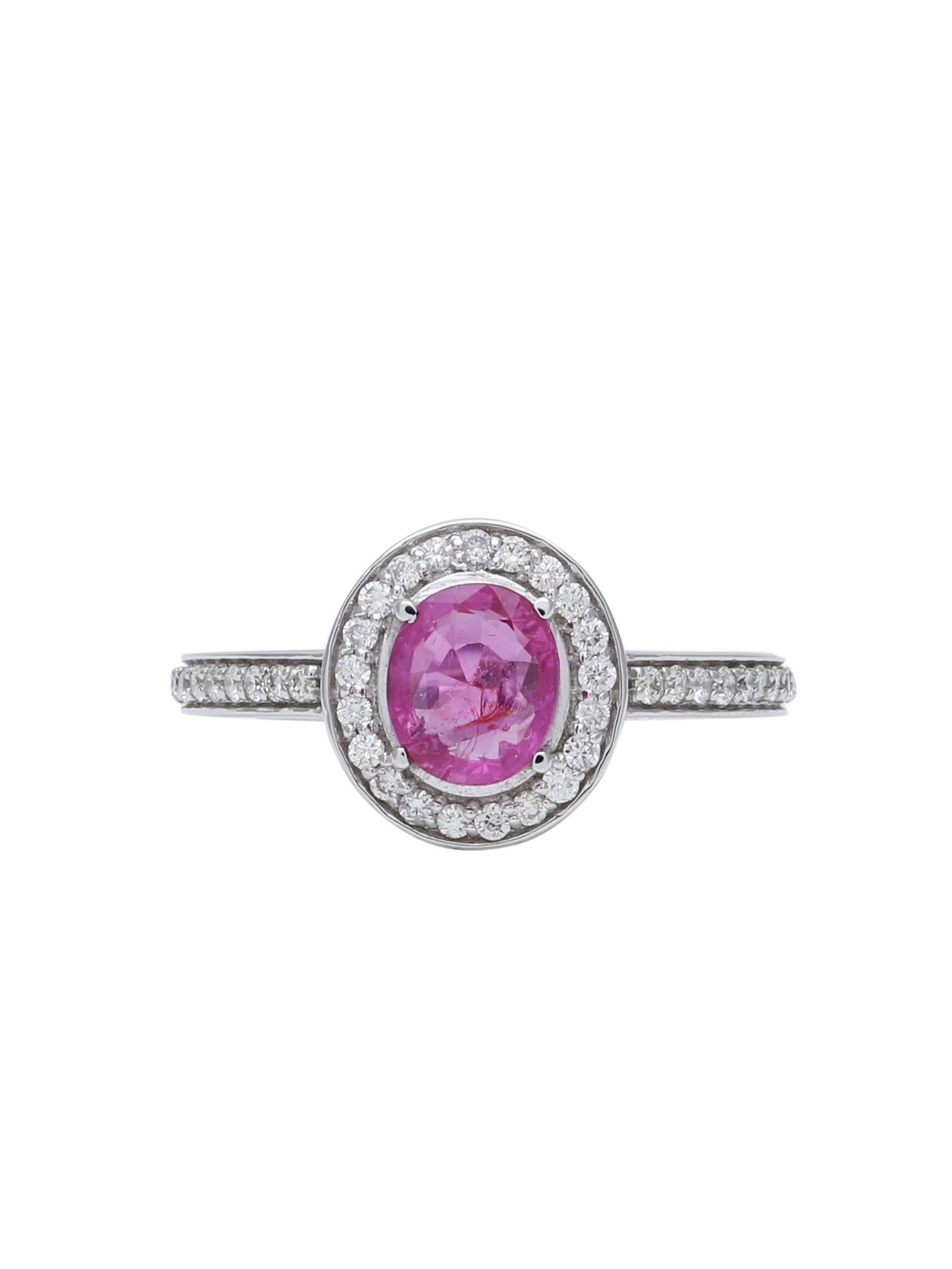 Un rubis naturel certifié serti d'un halo de diamants autour. Tous ces produits sont fabriqués en or blanc 18 carats.
Le magnifique rubis rose pèse 1,24 carats. Un design classique à feuilles persistantes et une belle pierre dont on ne se lasse