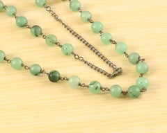 Collier certifié naturel composé de perles vertes en préhnite, enfilées à la main sur un fil d'argent, d'une longueur de 28,5 pouces