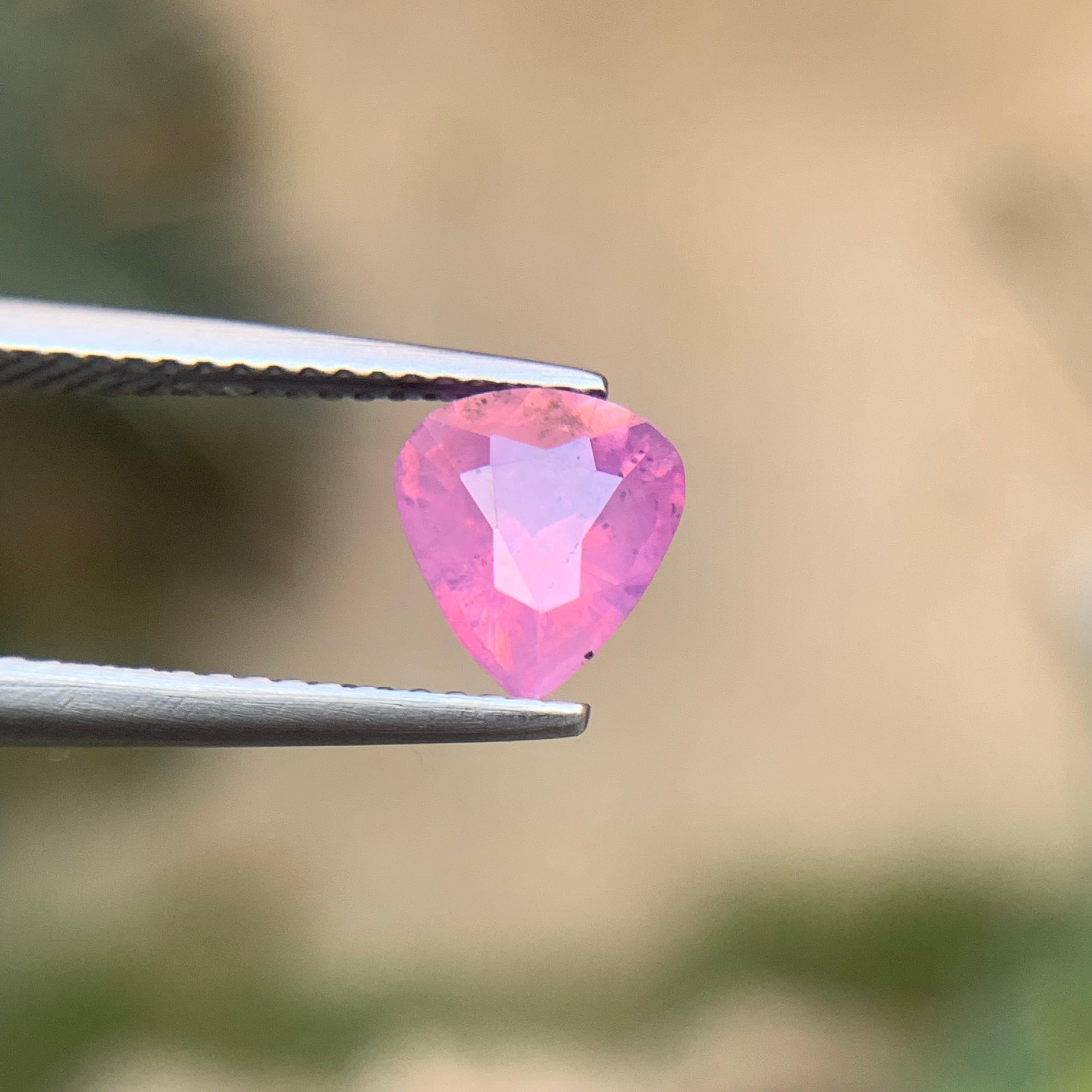 Contemporaneo Zaffiro rosa violaceo naturale certificato con taglio a pera da 1,95 carati per anello in vendita