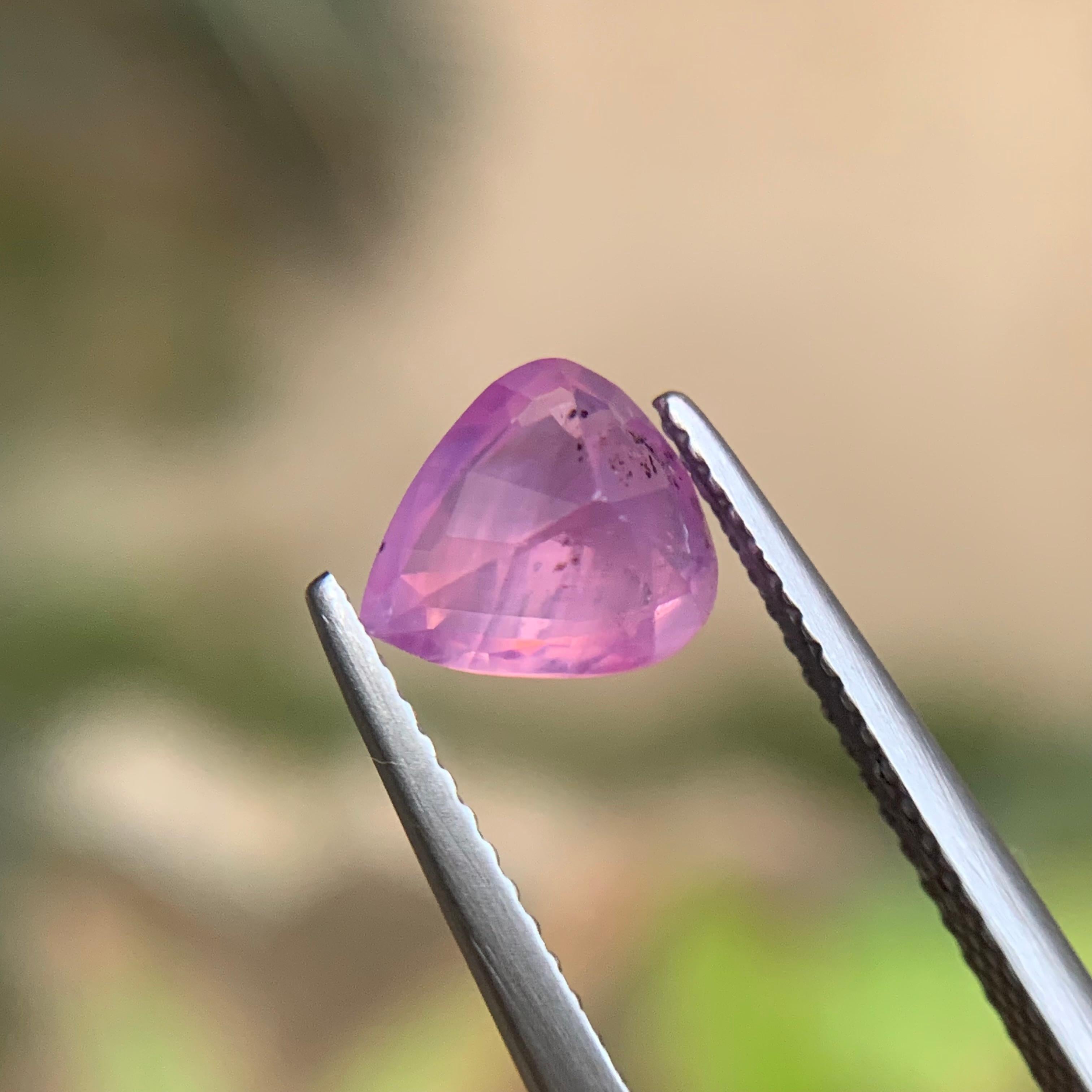 Taglio a goccia Zaffiro rosa violaceo naturale certificato con taglio a pera da 1,95 carati per anello in vendita