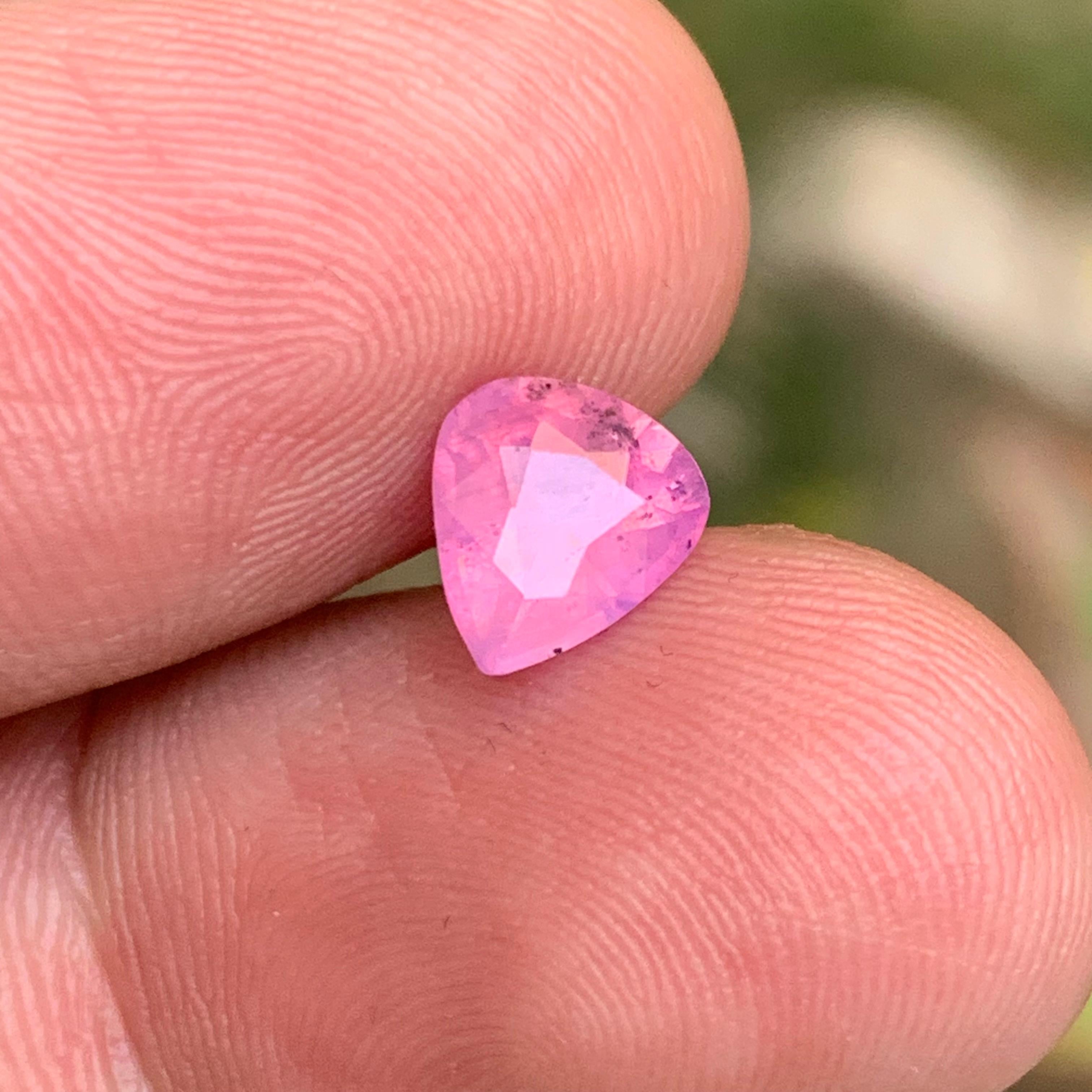 Zaffiro rosa violaceo naturale certificato con taglio a pera da 1,95 carati per anello In condizioni Nuovo in vendita a Peshawar, PK