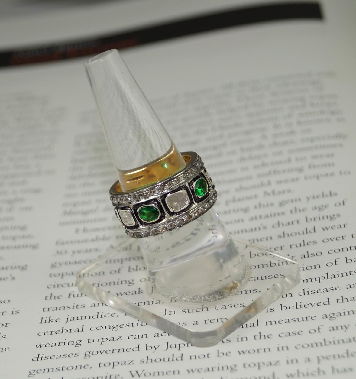 Dieser wunderschöne Ewigkeitsring besteht aus folgendem:
Diamanten- Rosenschliff und ungeschliffene Diamanten
Gewicht des Diamanten - 2,10cts
Farbe des Diamanten - Weiß mit einem Hauch von Gelb und Braun
Metall- Silber
Reinheit - Sterlingsilber oder