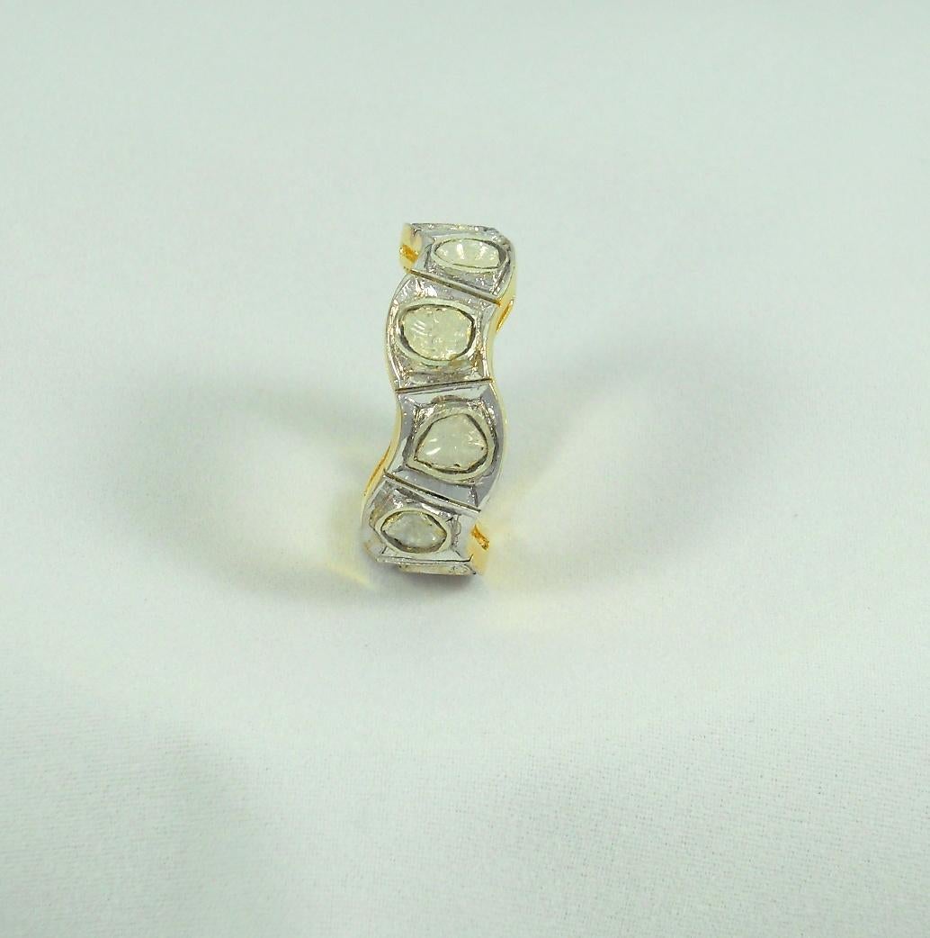 Contemporaneo Anello eternità con diamante naturale non tagliato a zig zag in argento sterling placcato oro in vendita