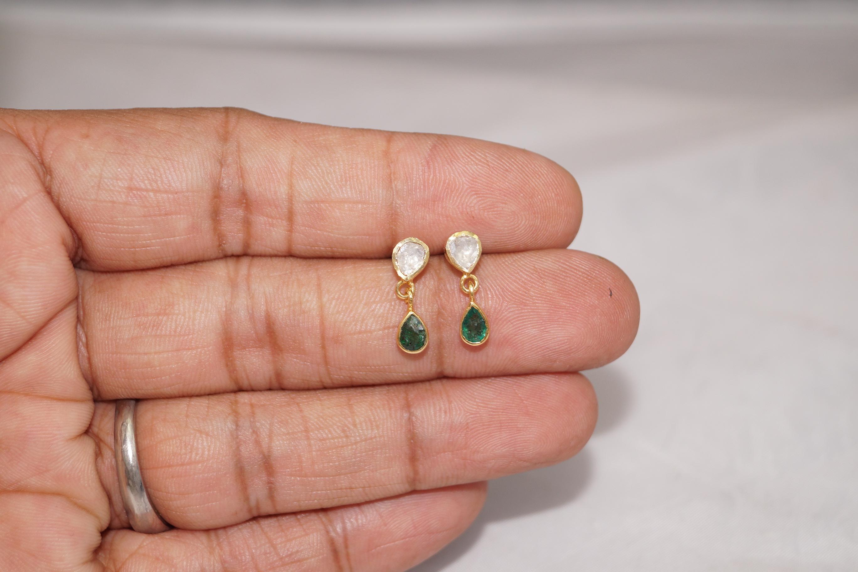Zertifizierte natürliche echte ungeschliffene Diamanten Sterlingsilber Smaragd-Ohrringe mit Tropfen (Rundschliff) im Angebot
