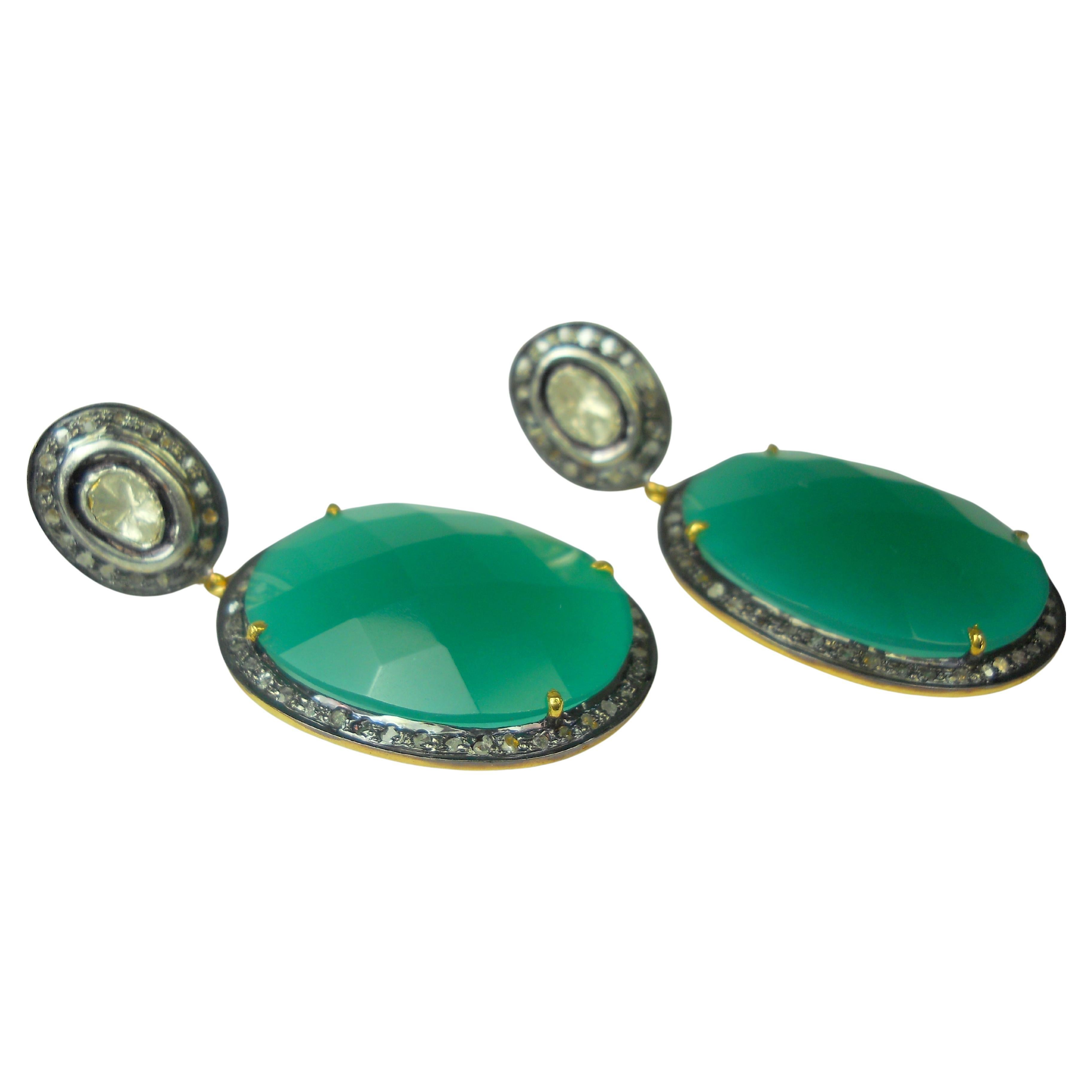 Superbes boucles d'oreilles en argent sterling avec diamants, composées de :

Métal- Argent
Pureté du métal - argent sterling
Couleur du métal - Plaqué or jaune 
Diamants - Diamants naturels non taillés et diamants taillés en rose
Origine du diamant