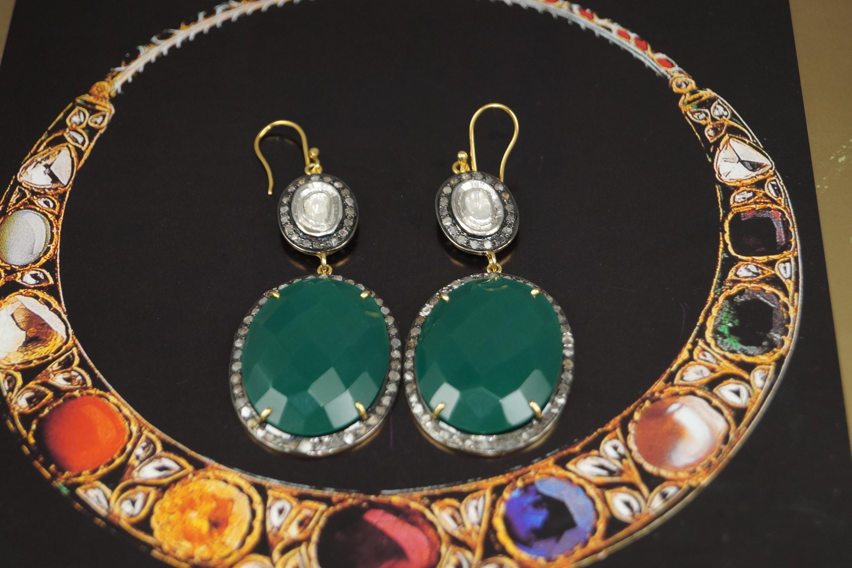 Taille ronde Boucles d'oreilles en argent sterling avec des diamants naturels certifiés et non taillés, de couleur vert émeraude. en vente