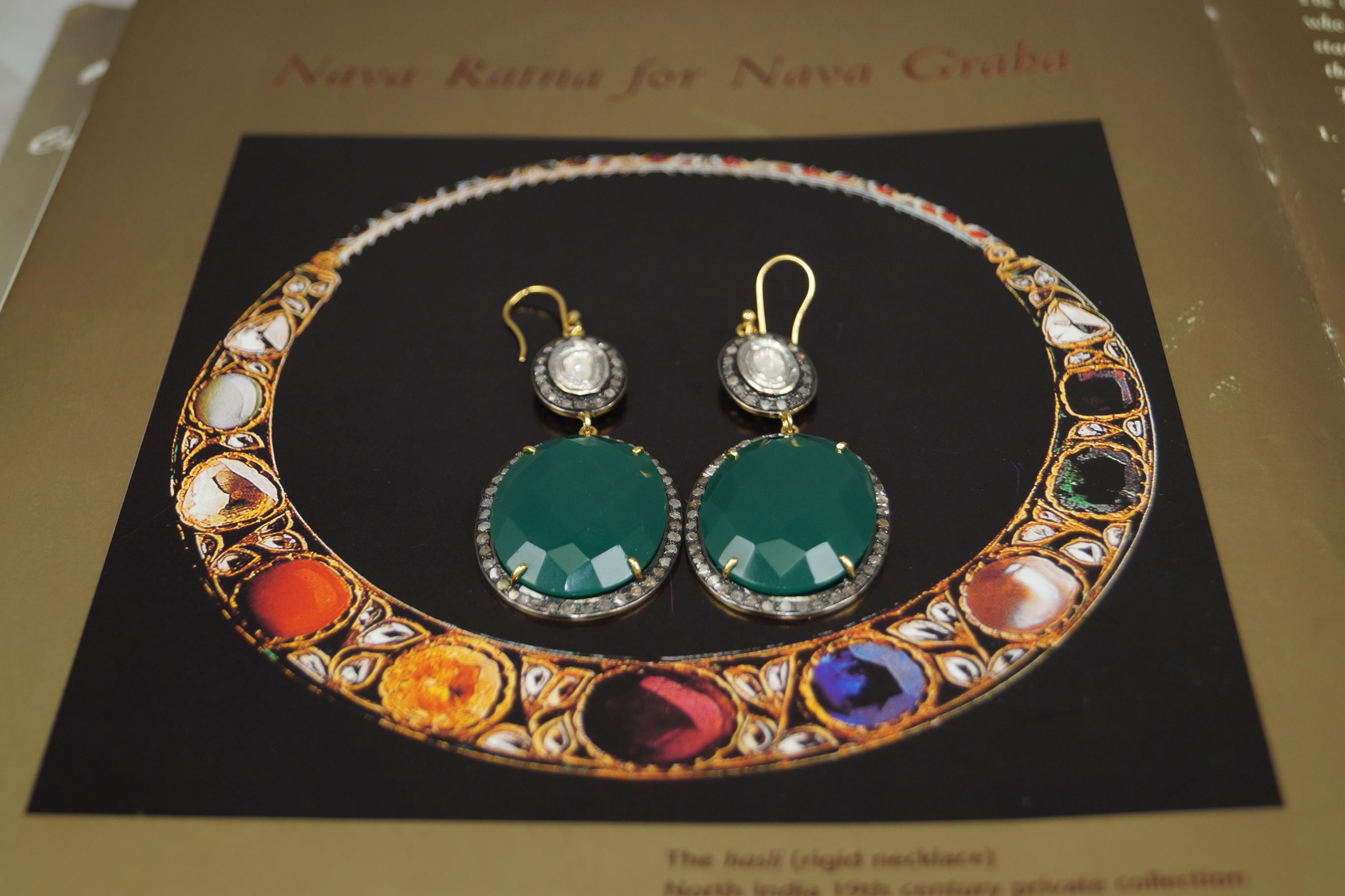 Boucles d'oreilles en argent sterling avec des diamants naturels certifiés et non taillés, de couleur vert émeraude. Neuf - En vente à Delhi, DL