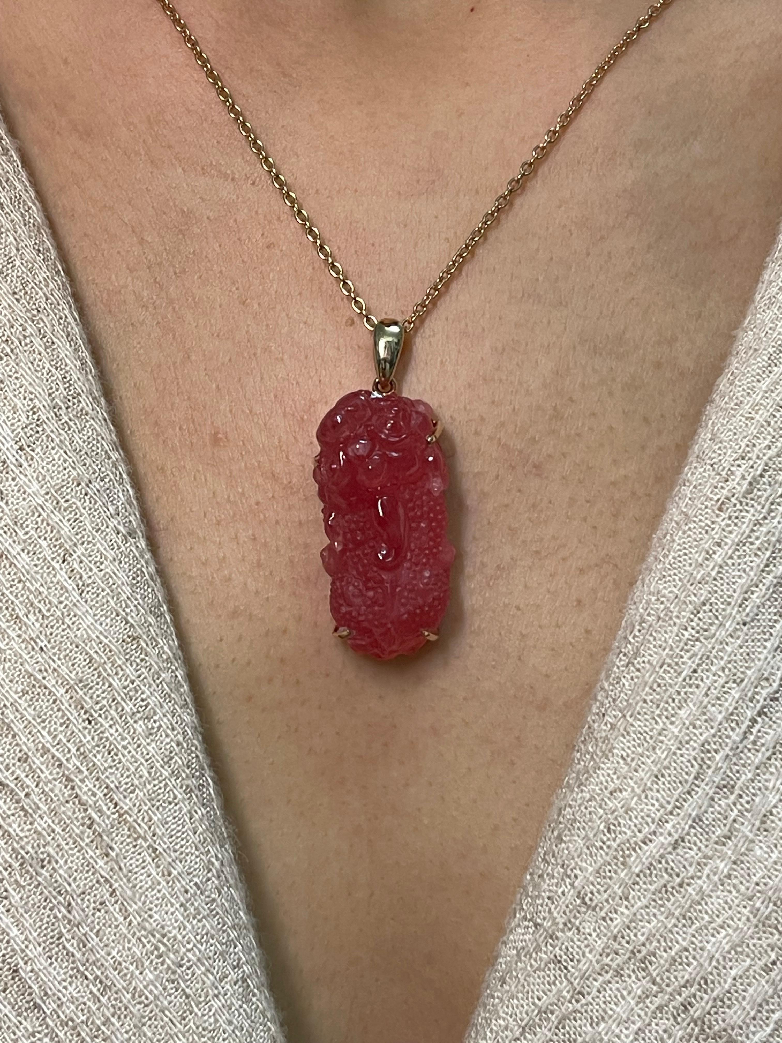 Guarda il video in HD. Questa scultura è MOLTO MOLTO difficile da realizzare. Si tratta di rodocrosite naturale certificata. L'intaglio della bestia mitica è fuori dal mondo! Ha un'eccellente profondità di campo. Anche la rodocrosite naturale è di