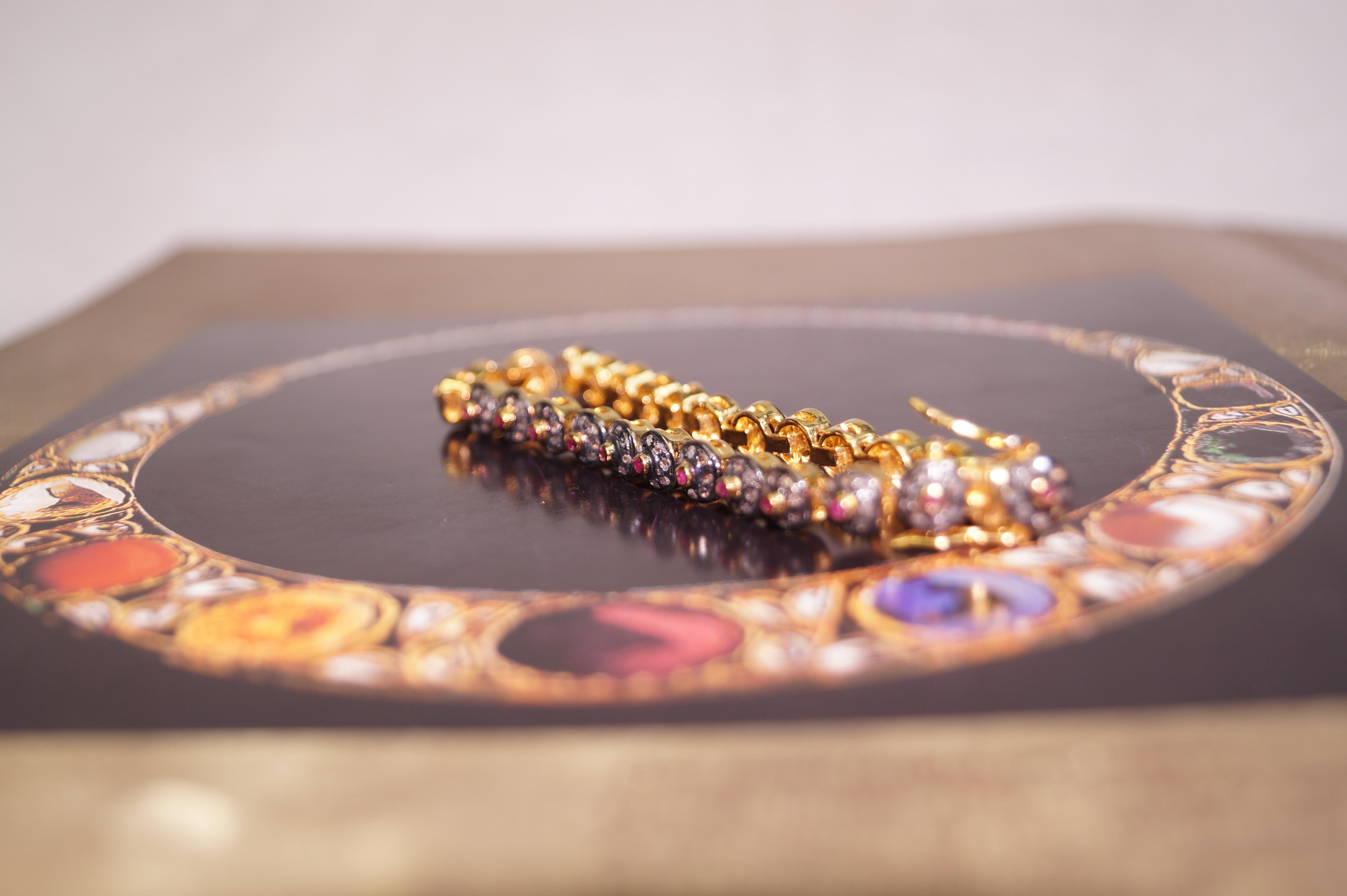 Art nouveau Bracelet en argent plaqué or jaune, rubis et diamants certifiés naturels de taille rose en vente