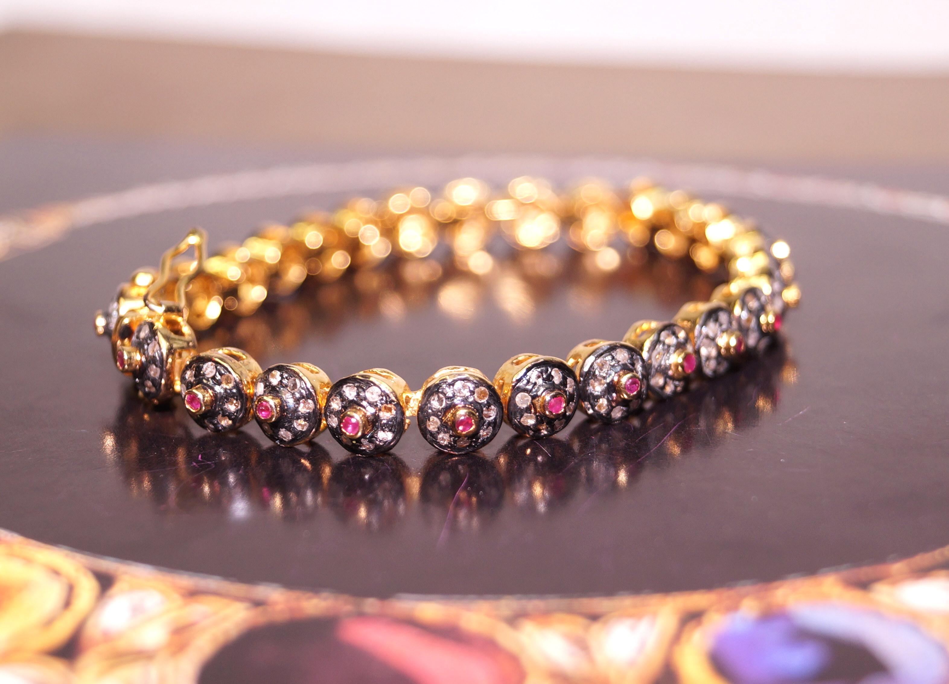 Non taillé Bracelet en argent plaqué or jaune, rubis et diamants certifiés naturels de taille rose en vente